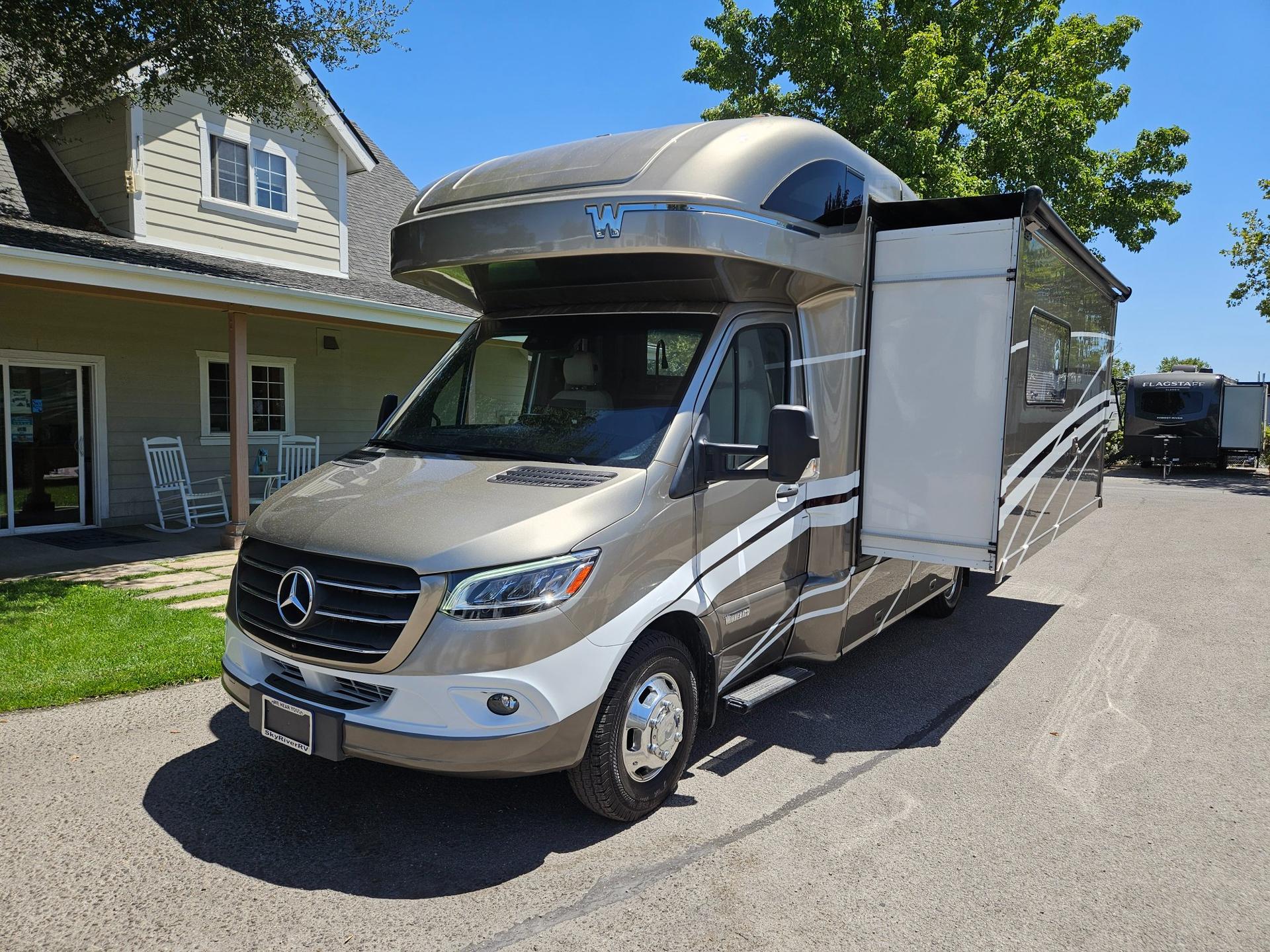 2021 Winnebago Industries 2021 Winnebago Industries View - thumbnail 5