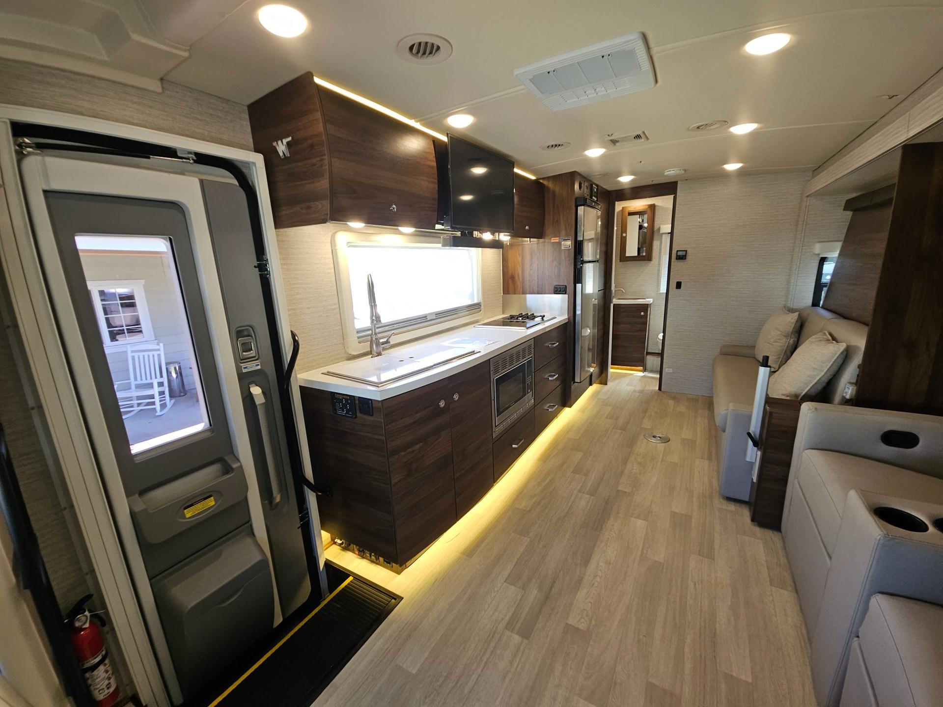 2021 Winnebago Industries 2021 Winnebago Industries View - thumbnail 7