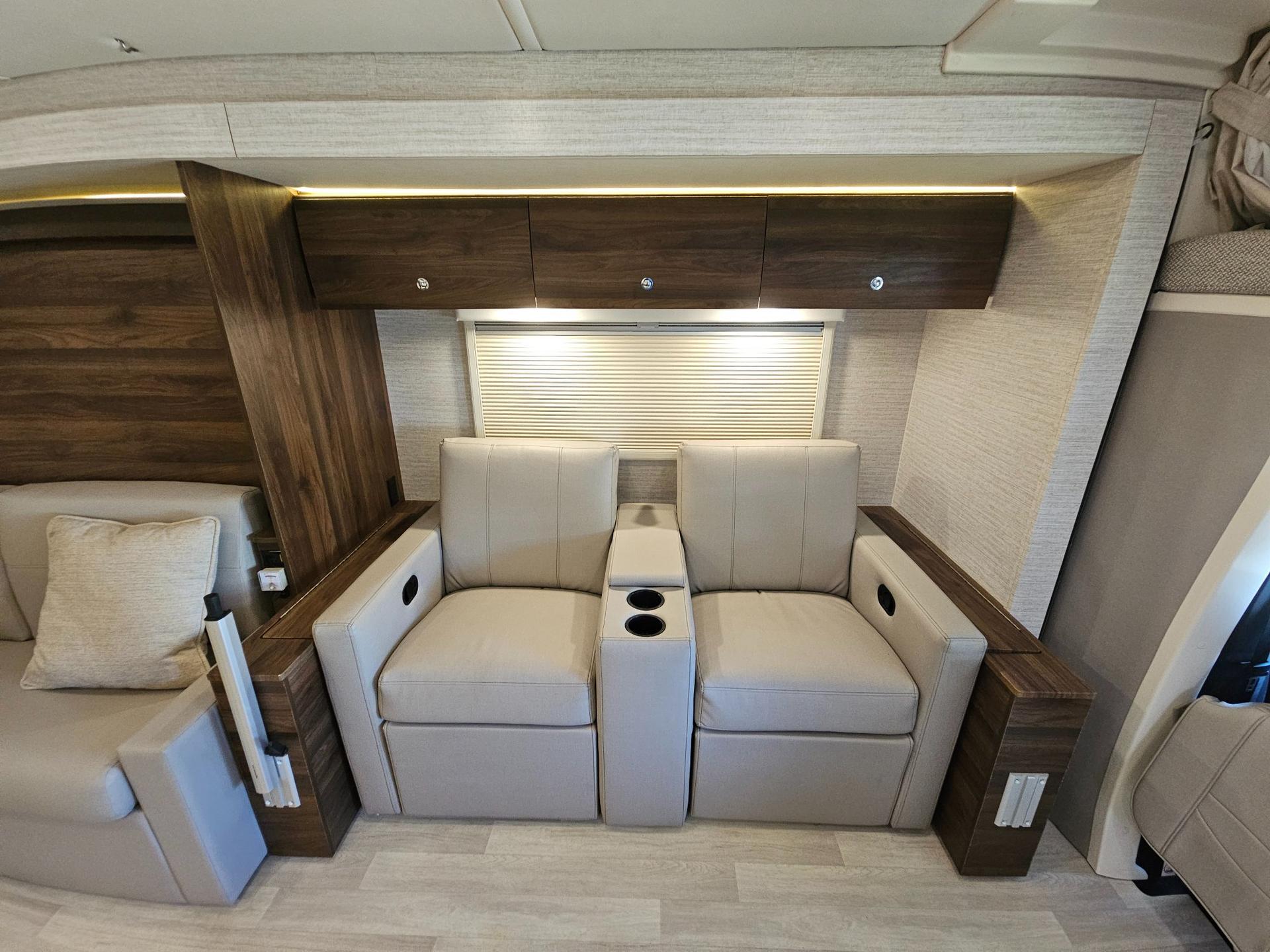 2021 Winnebago Industries 2021 Winnebago Industries View - thumbnail 8