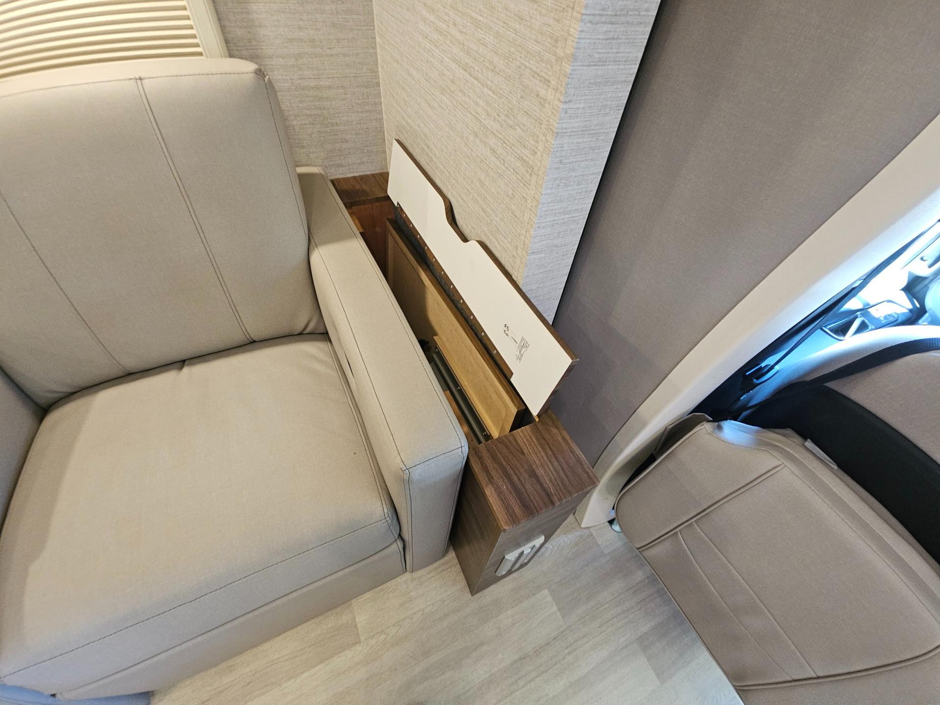 2021 Winnebago Industries 2021 Winnebago Industries View - thumbnail 10