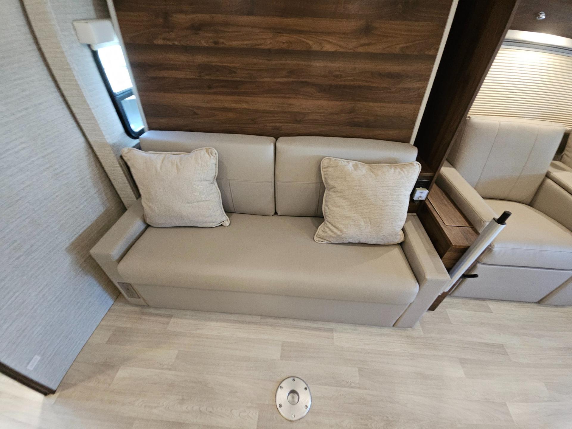 2021 Winnebago Industries 2021 Winnebago Industries View - thumbnail 13