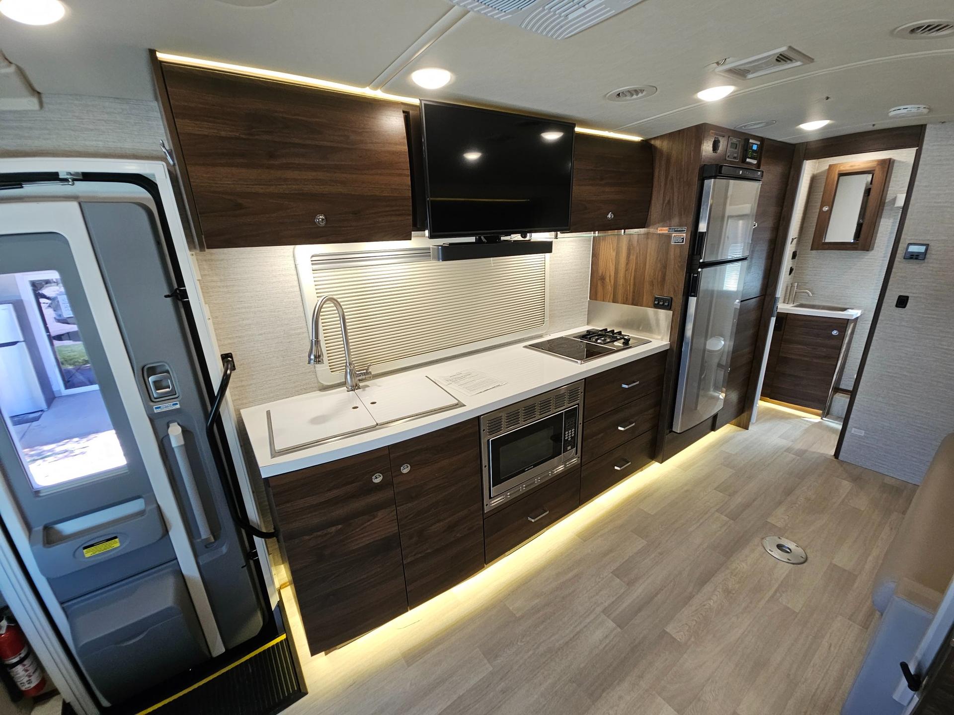 2021 Winnebago Industries 2021 Winnebago Industries View - thumbnail 17