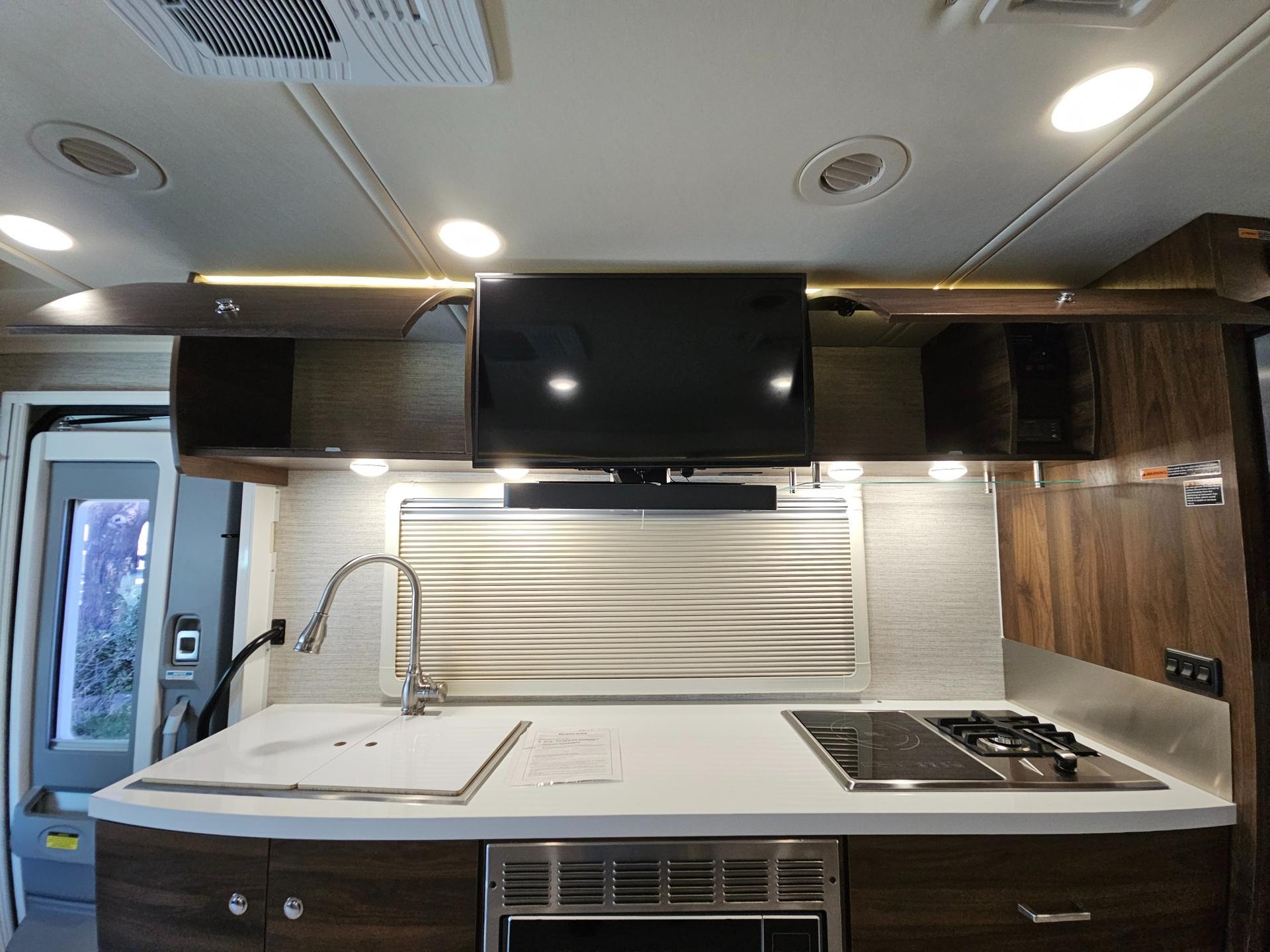 2021 Winnebago Industries 2021 Winnebago Industries View - thumbnail 18