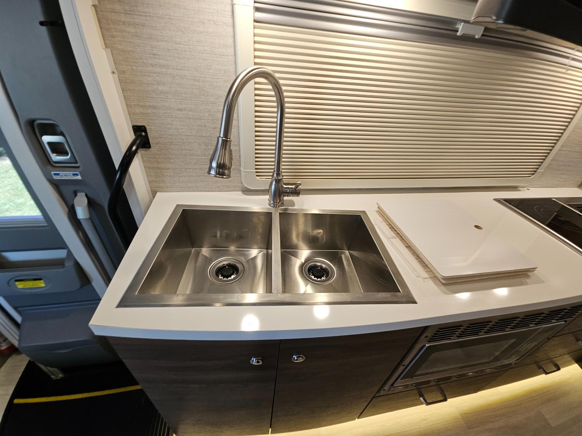 2021 Winnebago Industries 2021 Winnebago Industries View - thumbnail 21