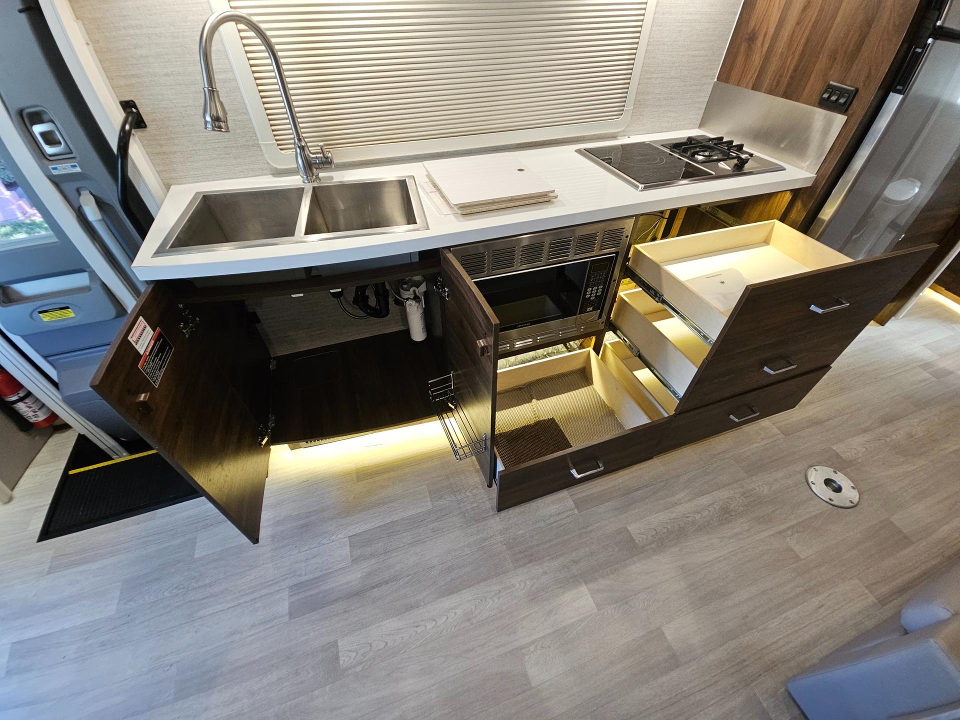 2021 Winnebago Industries 2021 Winnebago Industries View - thumbnail 22