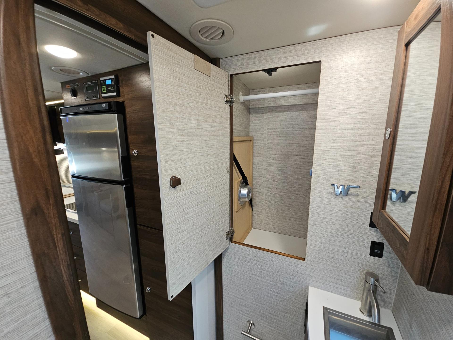 2021 Winnebago Industries 2021 Winnebago Industries View - thumbnail 28