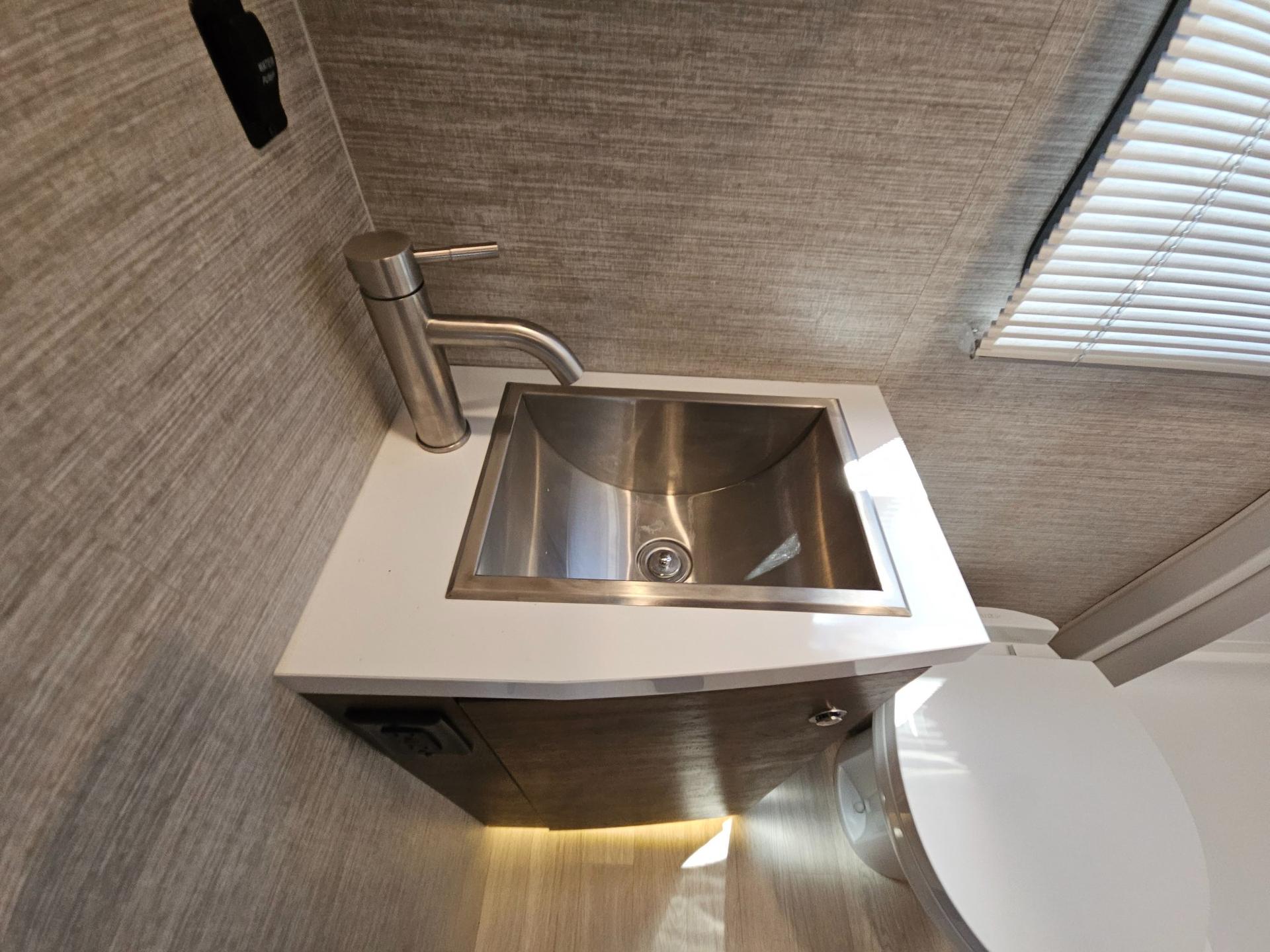 2021 Winnebago Industries 2021 Winnebago Industries View - thumbnail 30
