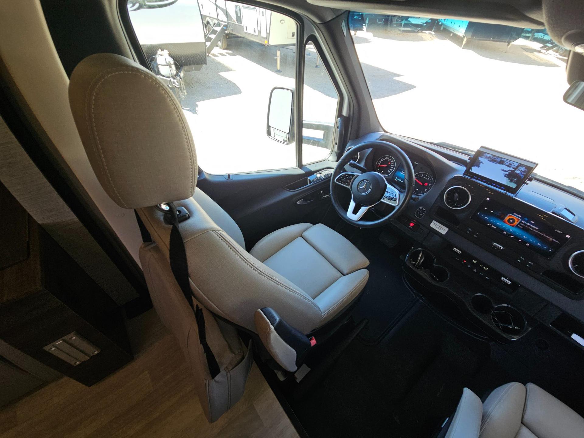 2021 Winnebago Industries 2021 Winnebago Industries View - thumbnail 35