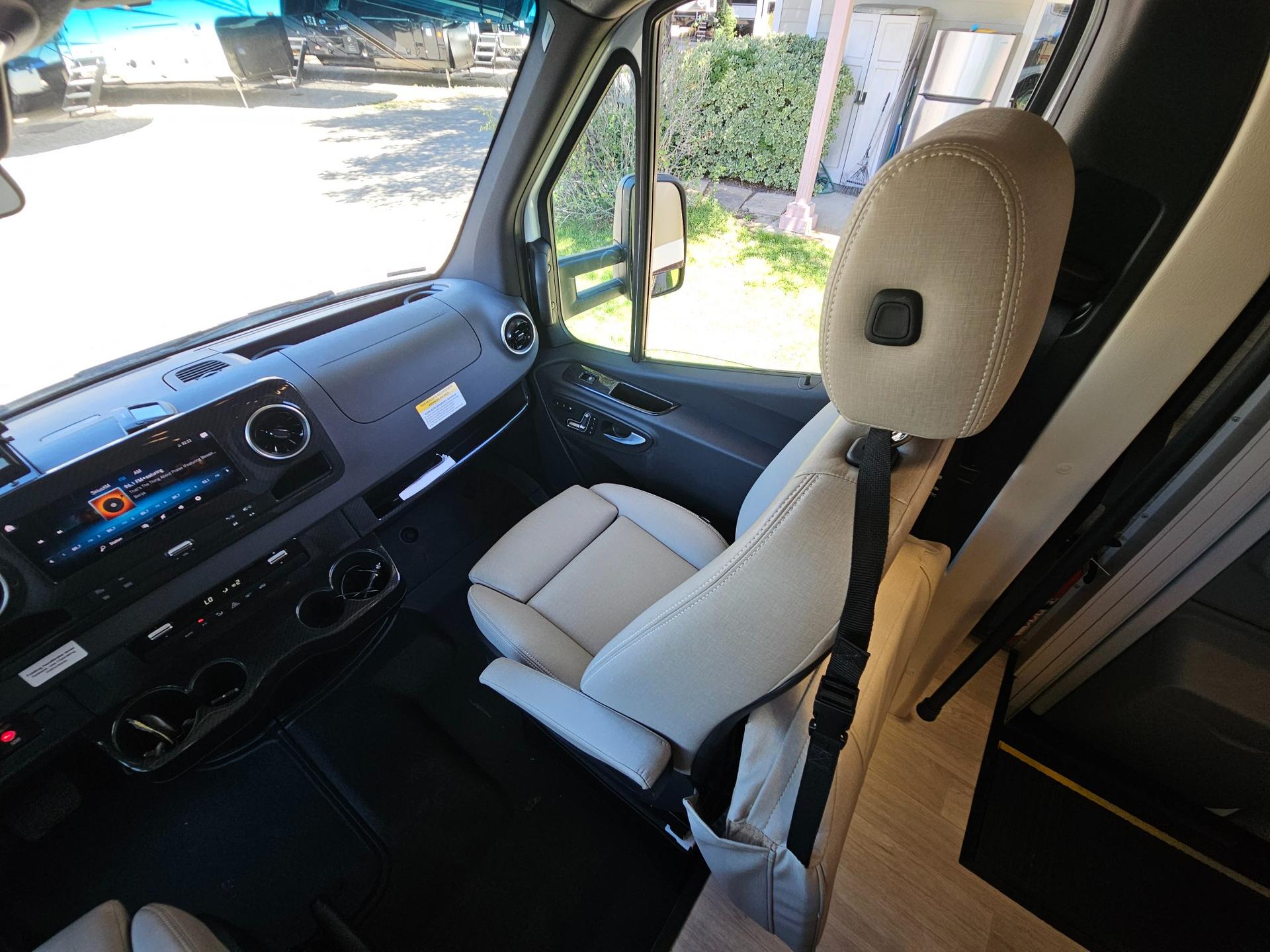 2021 Winnebago Industries 2021 Winnebago Industries View - thumbnail 36