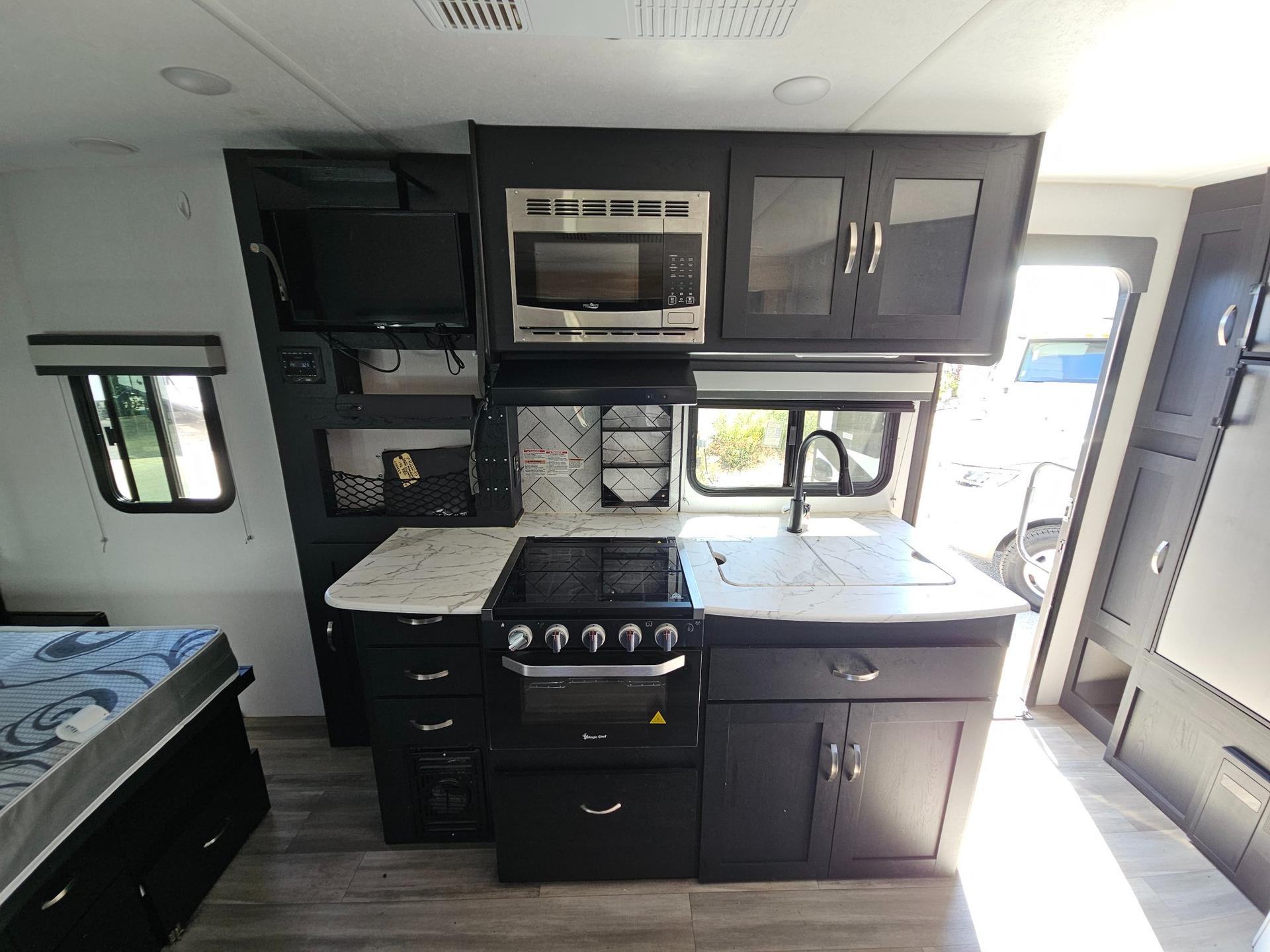 2022 Coachmen 2022 Coachmen Freedom Express Ultra Lite Series - thumbnail 13