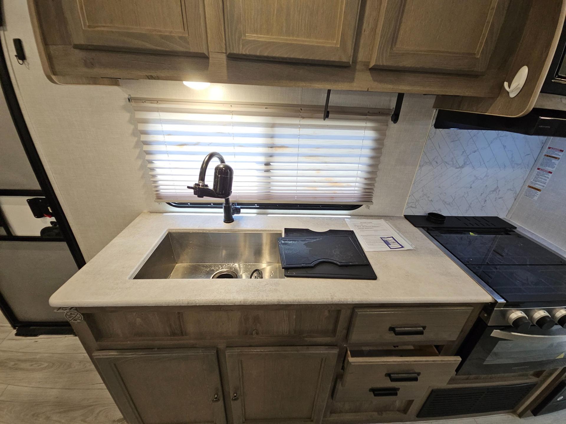 2022 Forest River RV 2022 Forest River RV Surveyor Legend - thumbnail 14