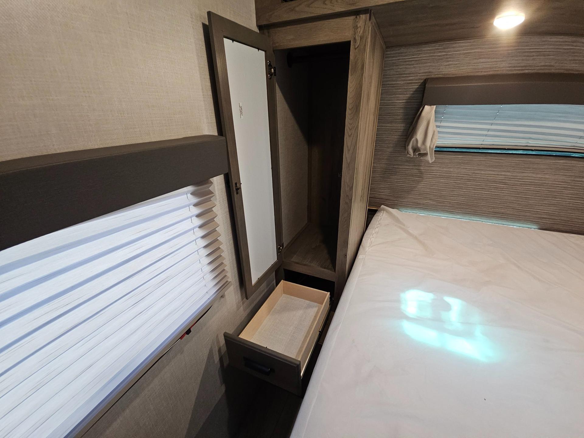 2022 Forest River RV 2022 Forest River RV Surveyor Legend - thumbnail 33