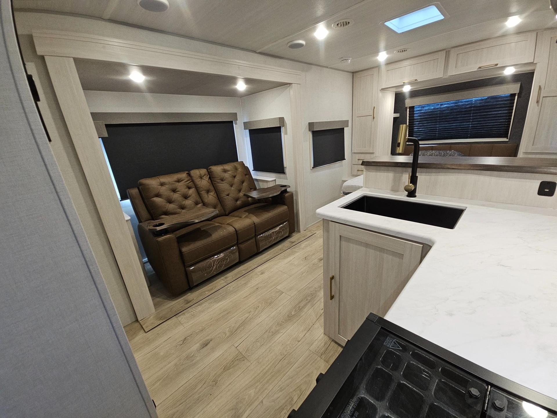 2027 Forest River RV 2027 Forest River RV Surveyor Legend - thumbnail 6