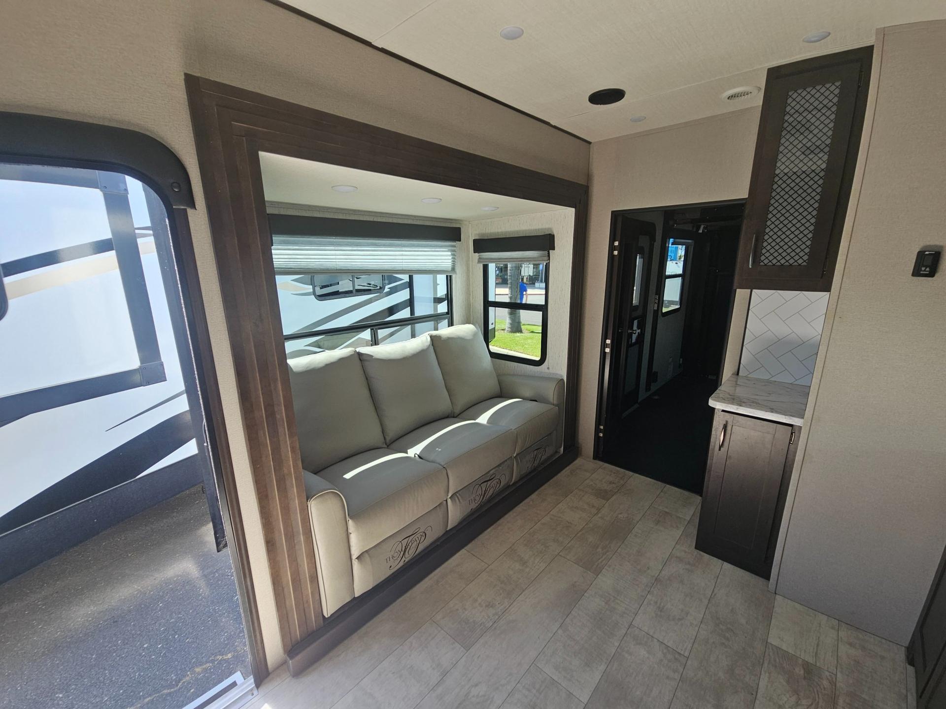 2023 Grand Design 2023 Grand Design Momentum G-Class - thumbnail 6