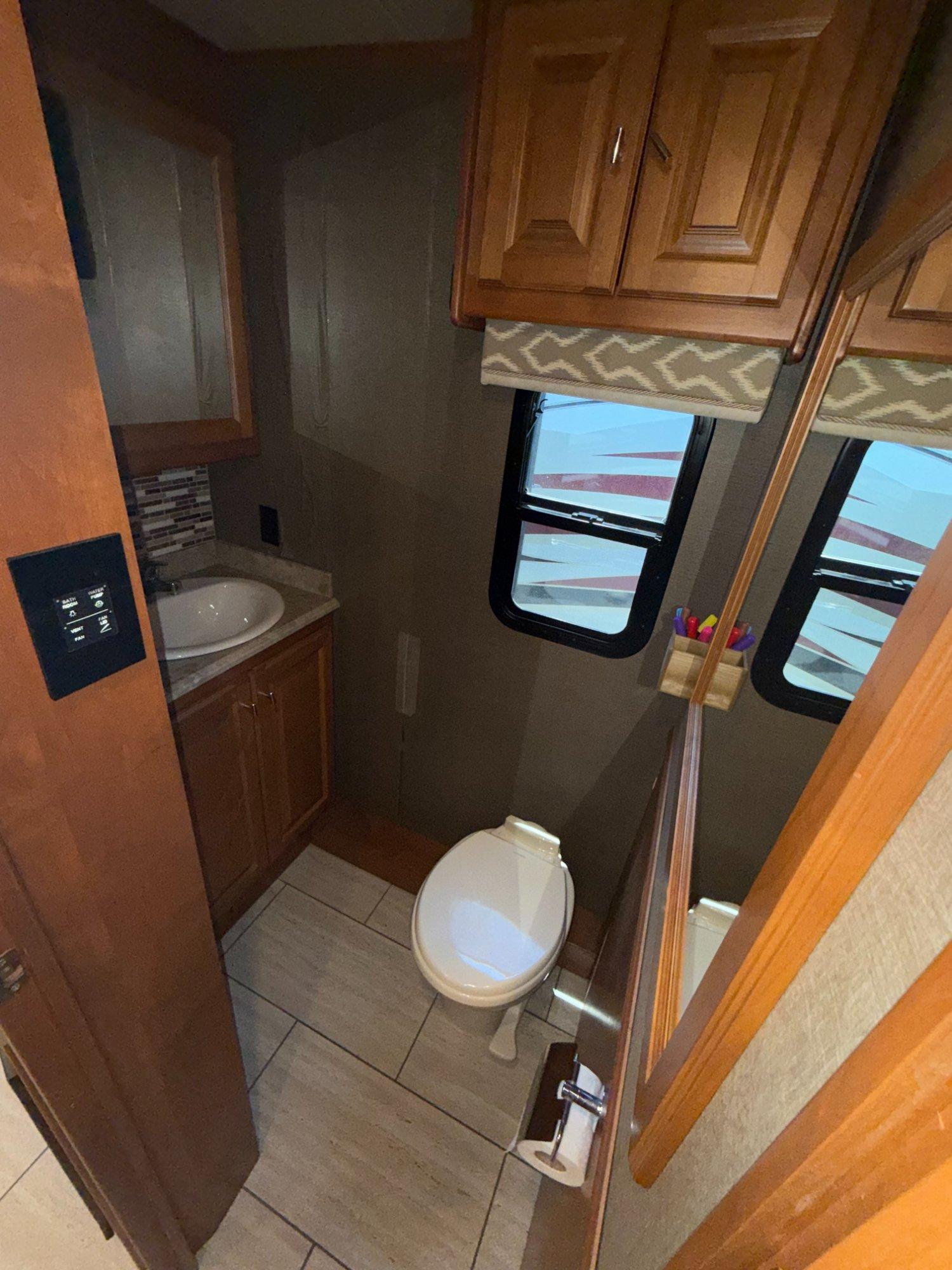 2018 Tiffin Motor Coach 2018 Tiffin Motor Coach Allegro Open Road - thumbnail 16