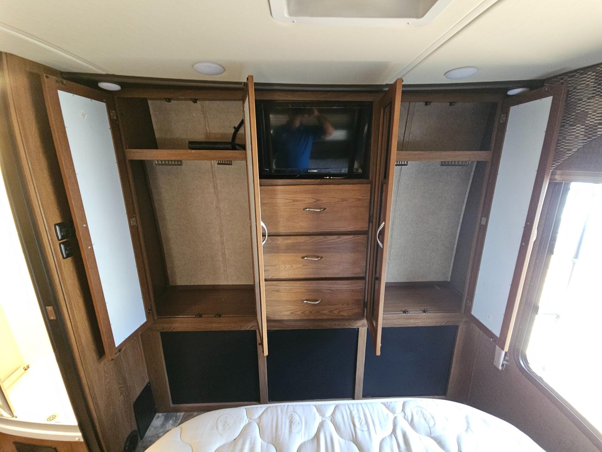 2017 Coachmen 2017 Coachmen Concord - thumbnail 37