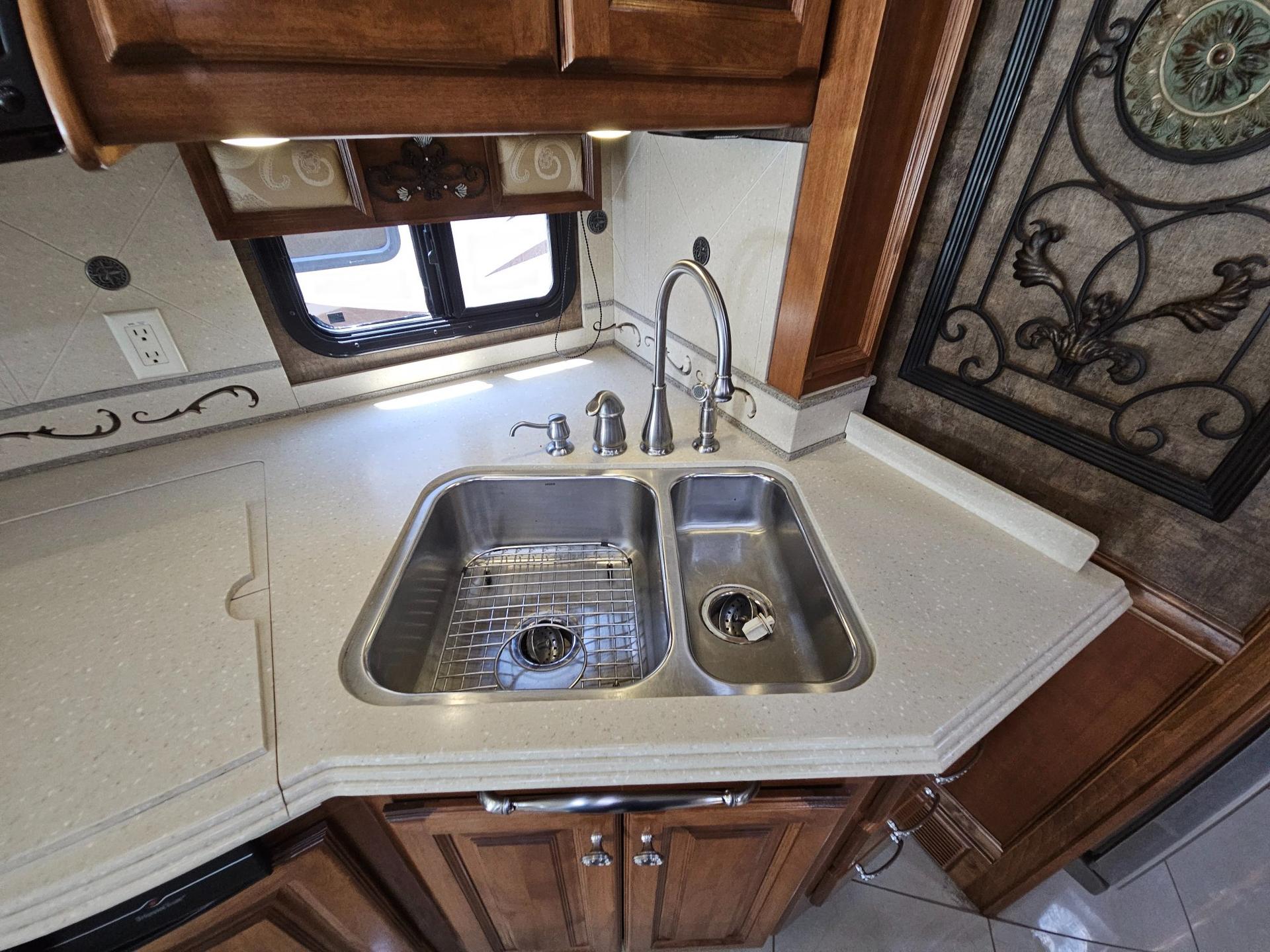 2013 Tiffin Motorhome 2013 Tiffin Motorhome Phaeton - thumbnail 21