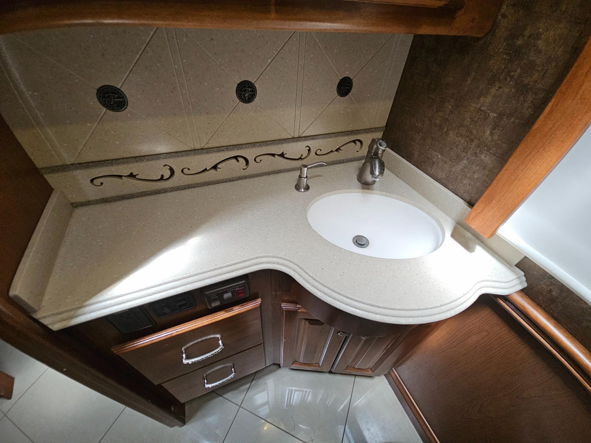 2013 Tiffin Motorhome 2013 Tiffin Motorhome Phaeton - thumbnail 28