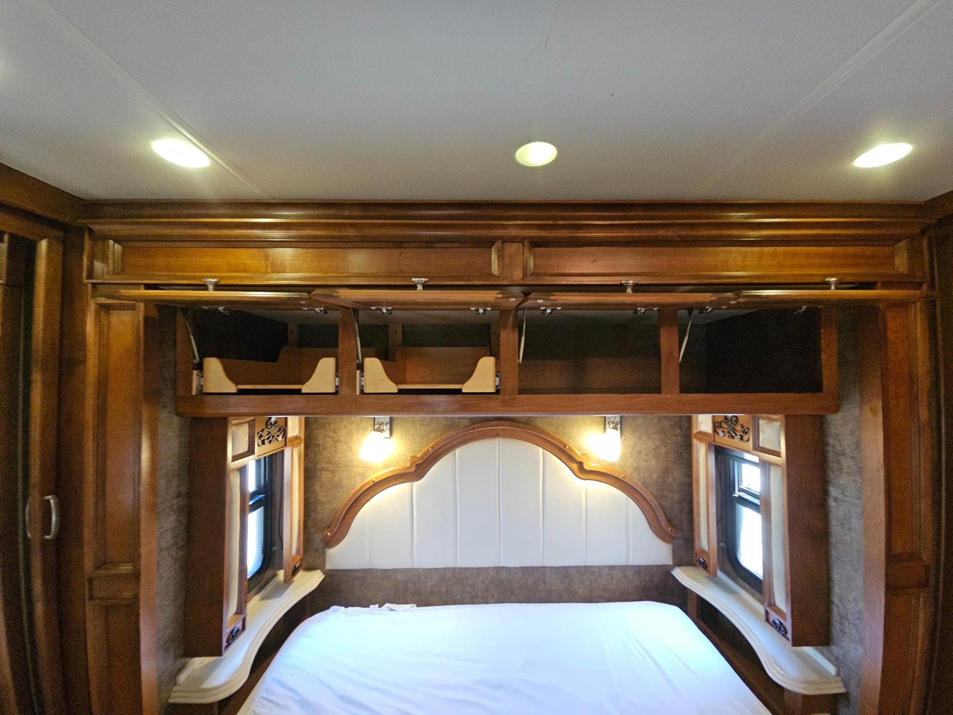 2013 Tiffin Motorhome 2013 Tiffin Motorhome Phaeton - thumbnail 32