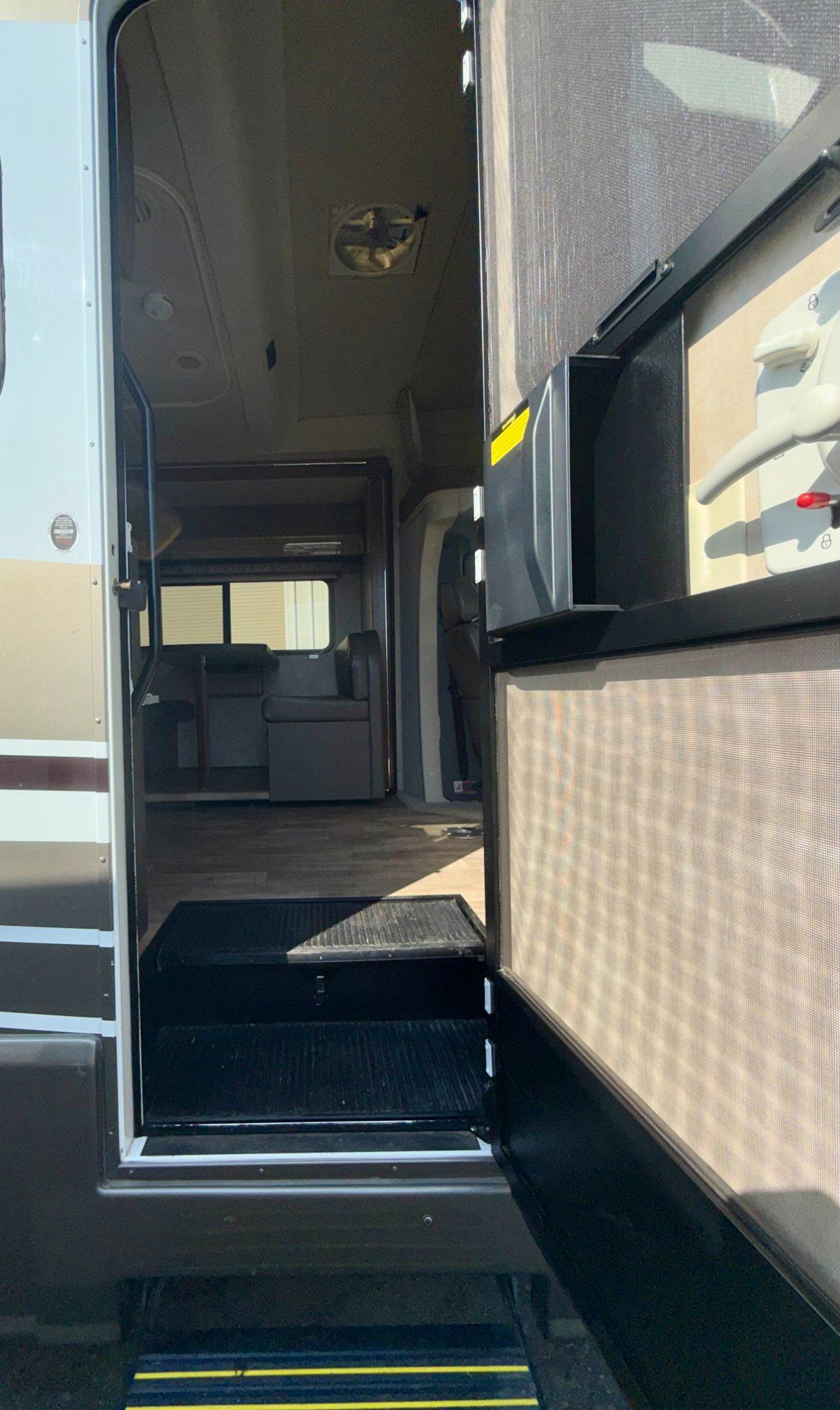 2019 Winnebago 2019 Winnebago Navion - thumbnail 13