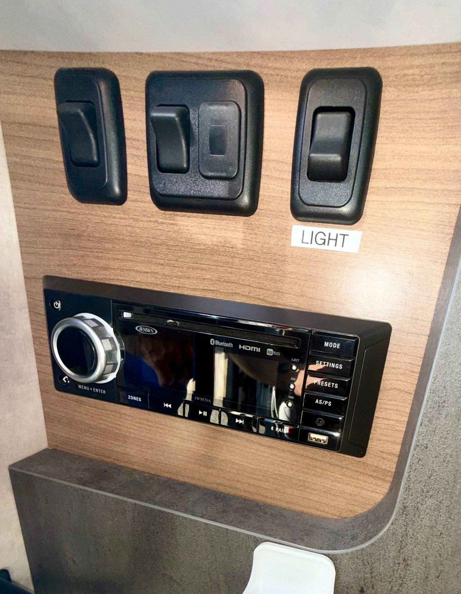 2019 Winnebago 2019 Winnebago Navion - thumbnail 15