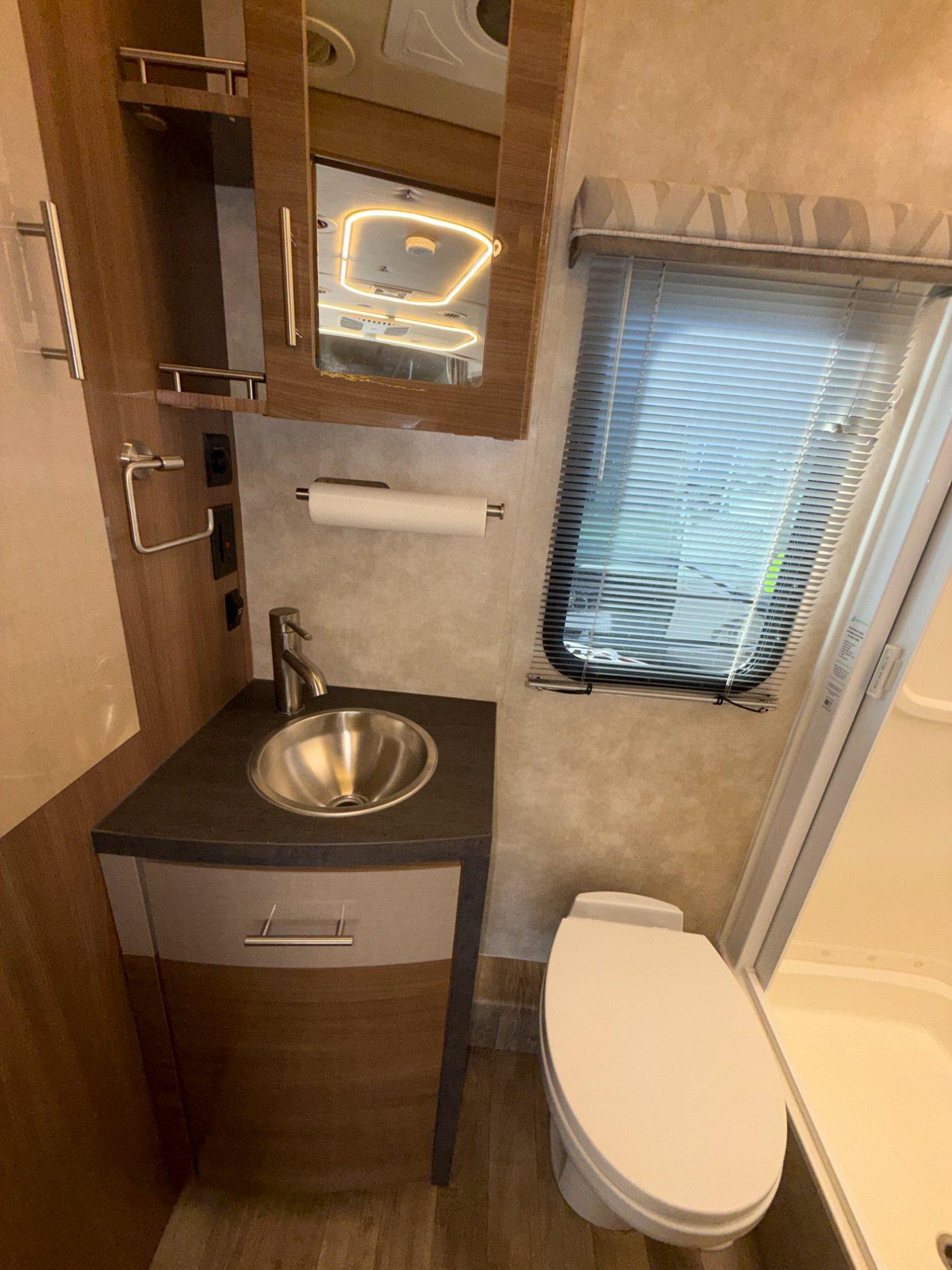2019 Winnebago 2019 Winnebago Navion - thumbnail 24