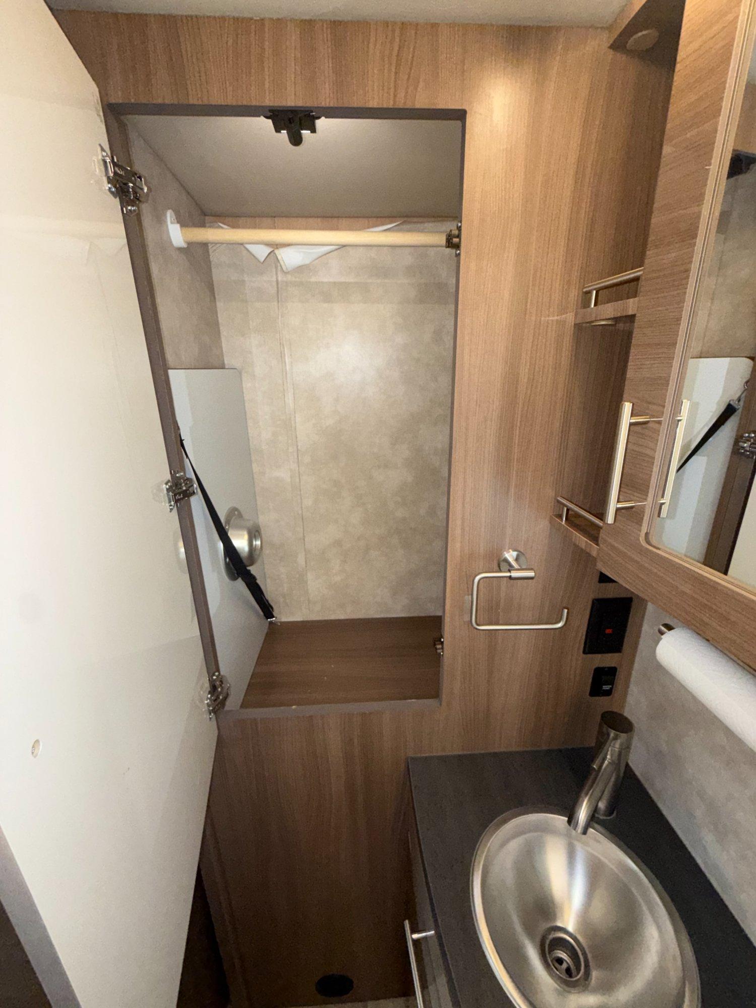 2019 Winnebago 2019 Winnebago Navion - thumbnail 26