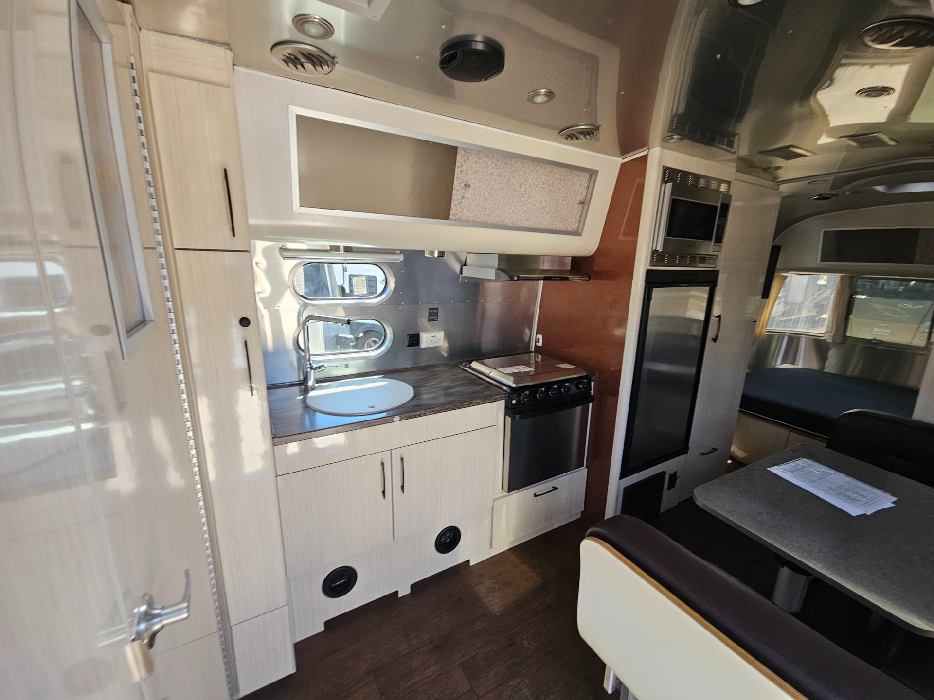2016 Airstream 2016 Airstream International Serenity - thumbnail 6