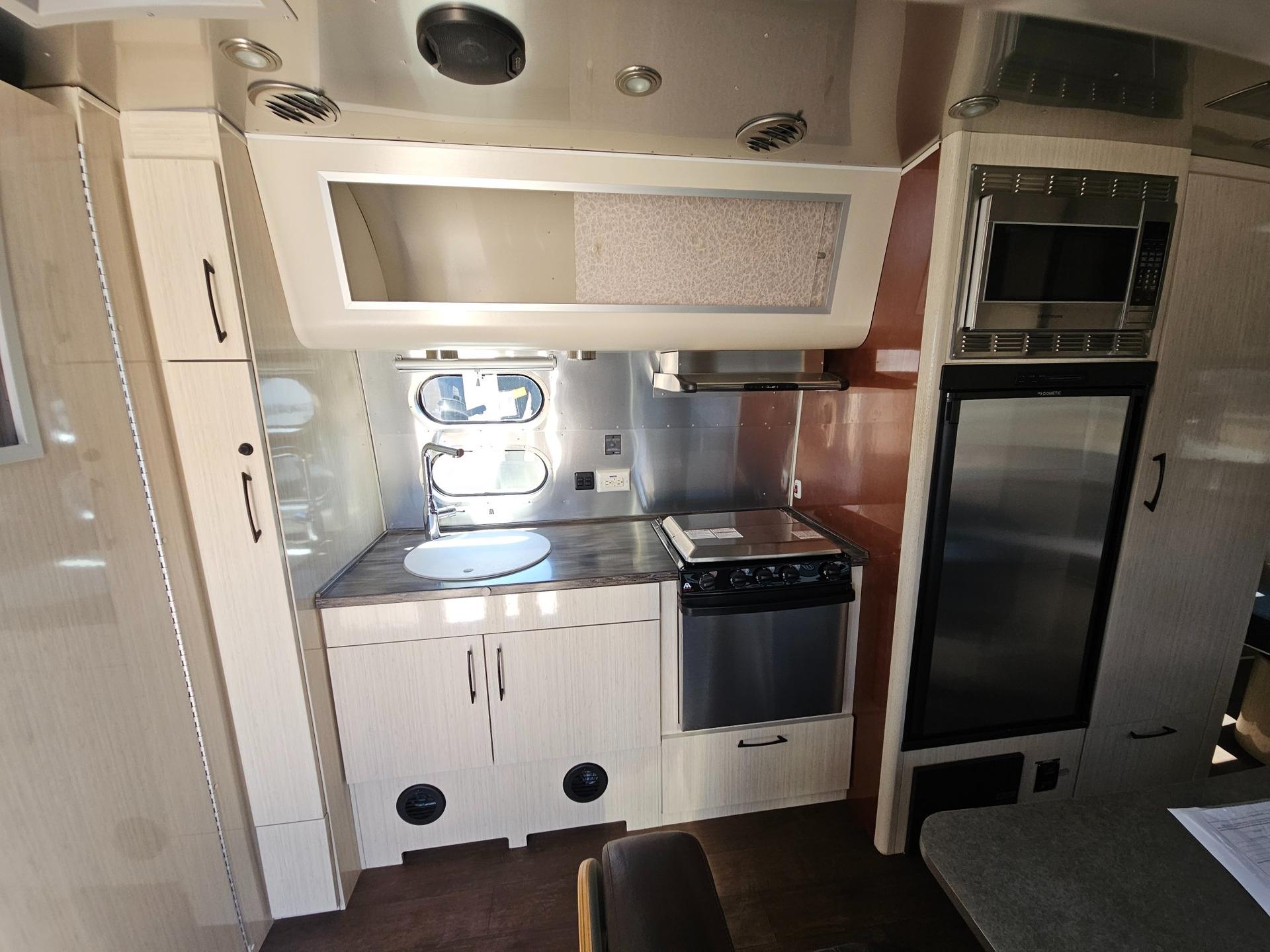 2016 Airstream 2016 Airstream International Serenity - thumbnail 11