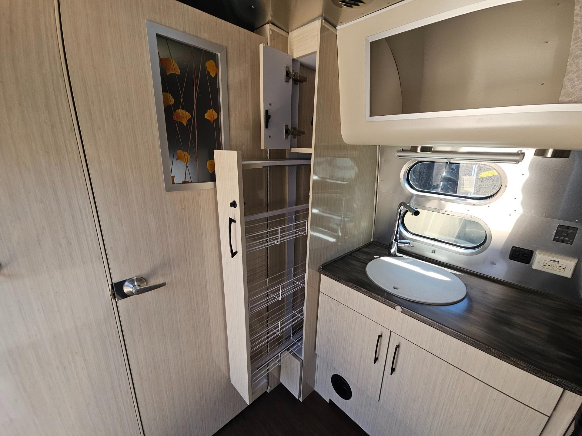 2016 Airstream 2016 Airstream International Serenity - thumbnail 12