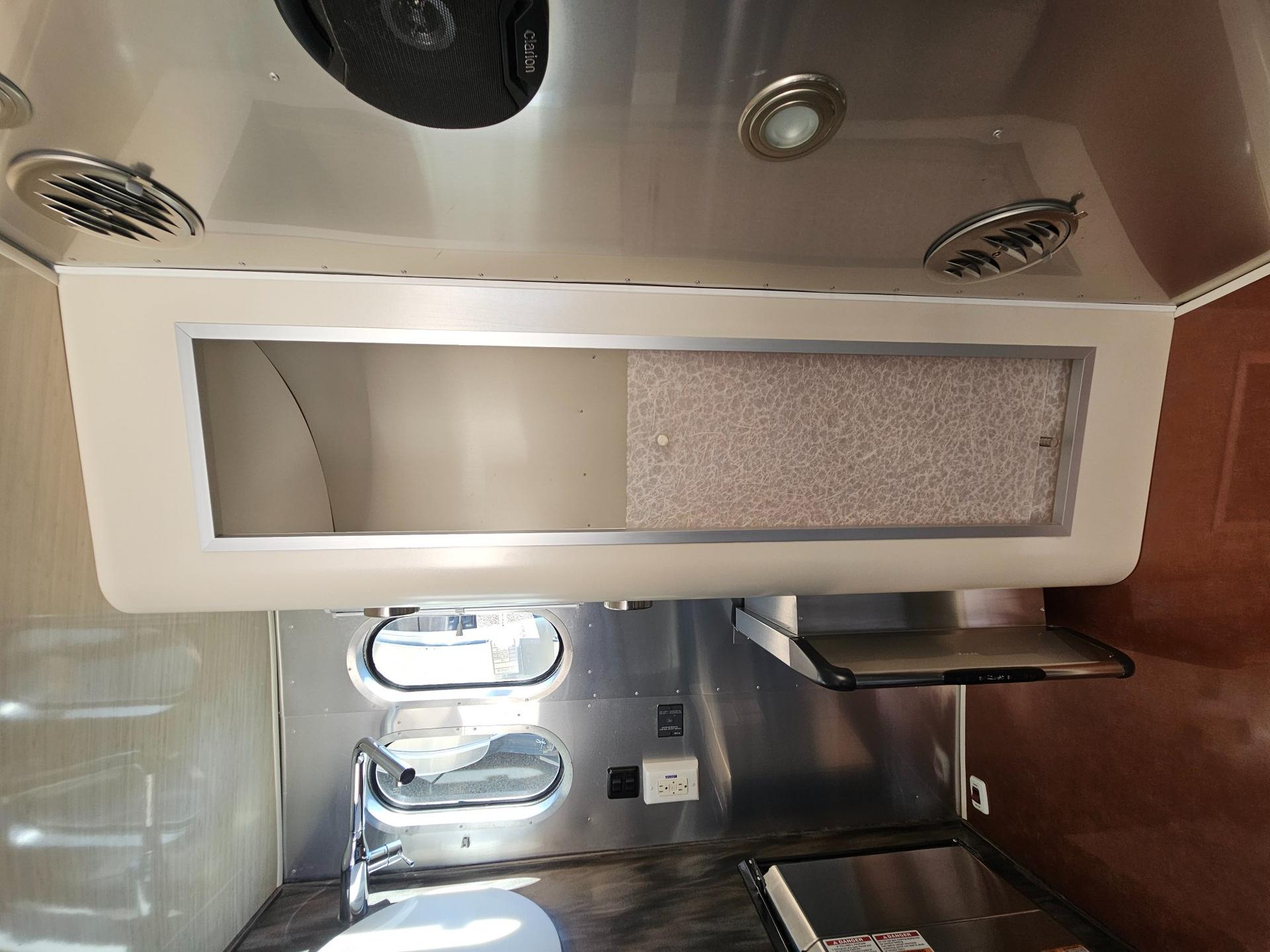 2016 Airstream 2016 Airstream International Serenity - thumbnail 13