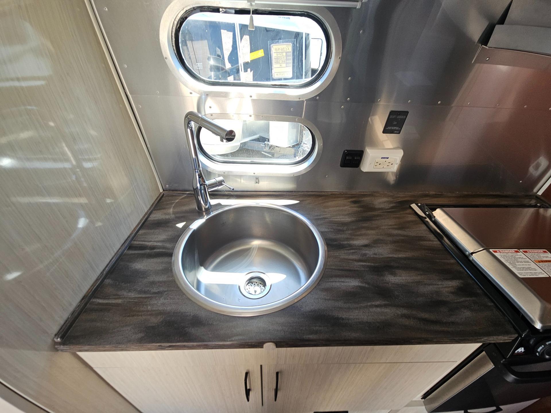 2016 Airstream 2016 Airstream International Serenity - thumbnail 14