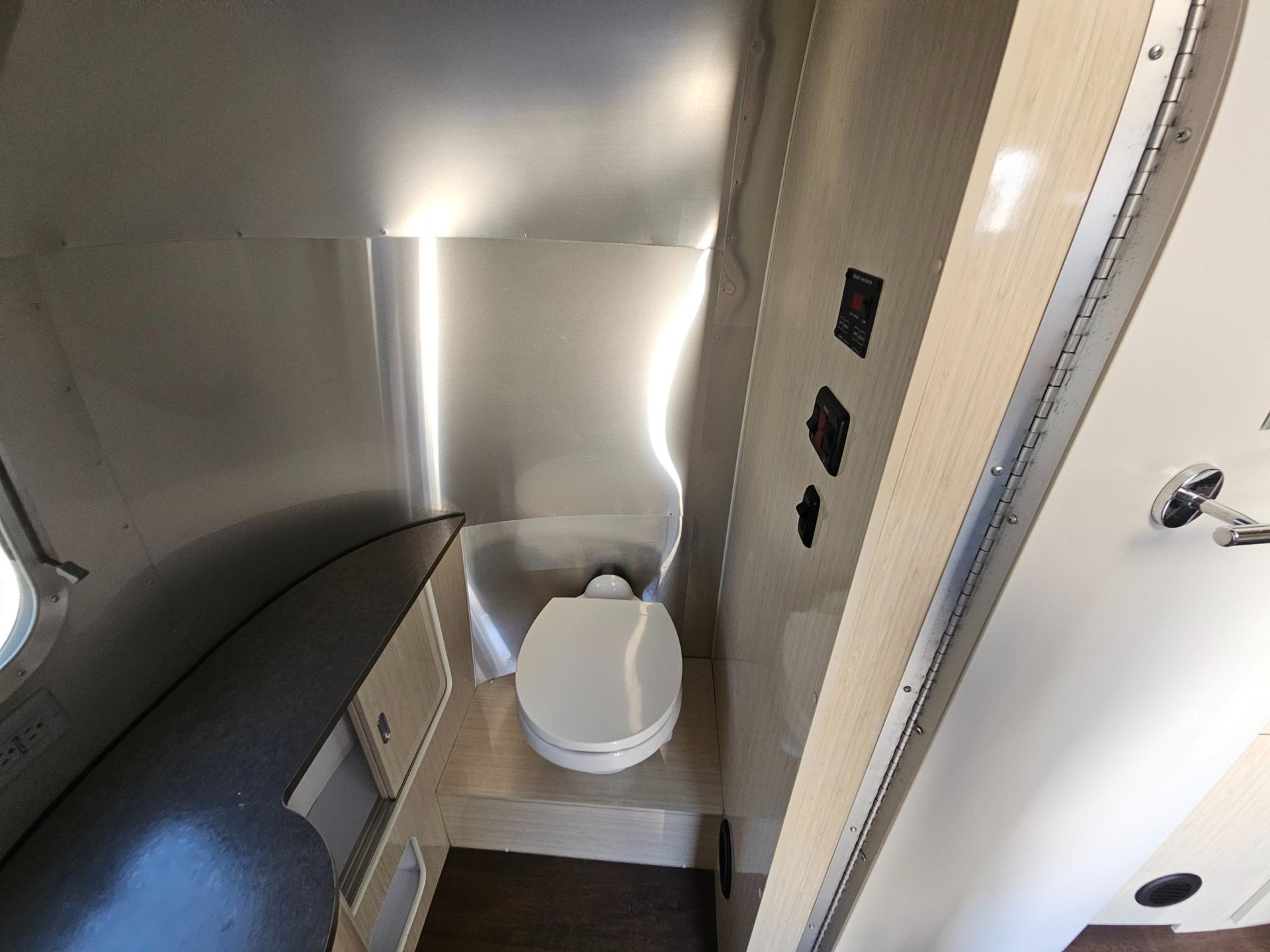 2016 Airstream 2016 Airstream International Serenity - thumbnail 26