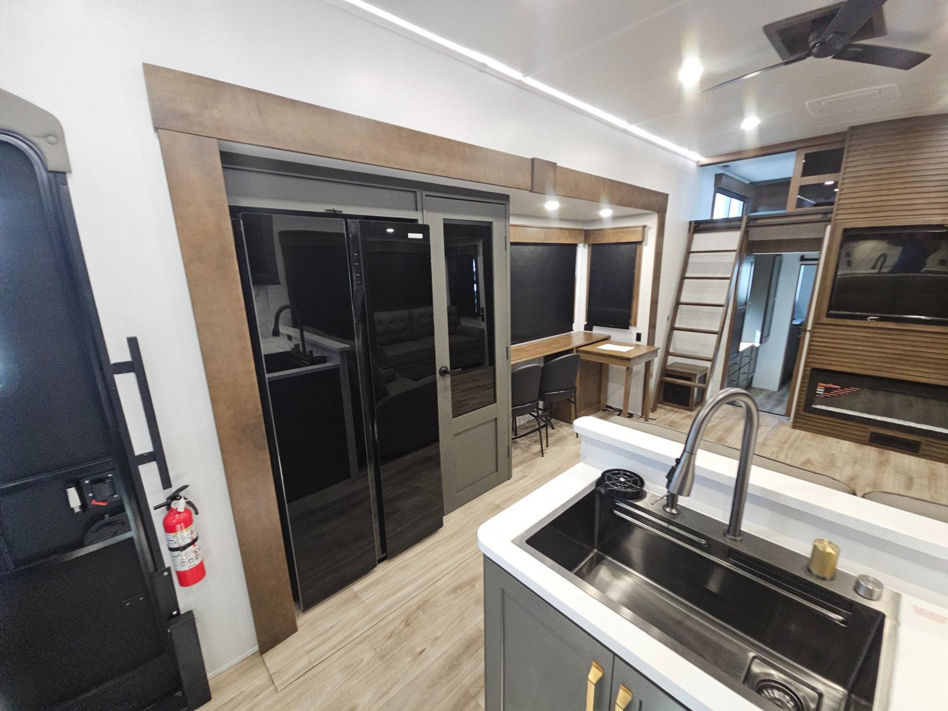 2027 Keystone RV 2027 Keystone RV Montana High Country - thumbnail 7
