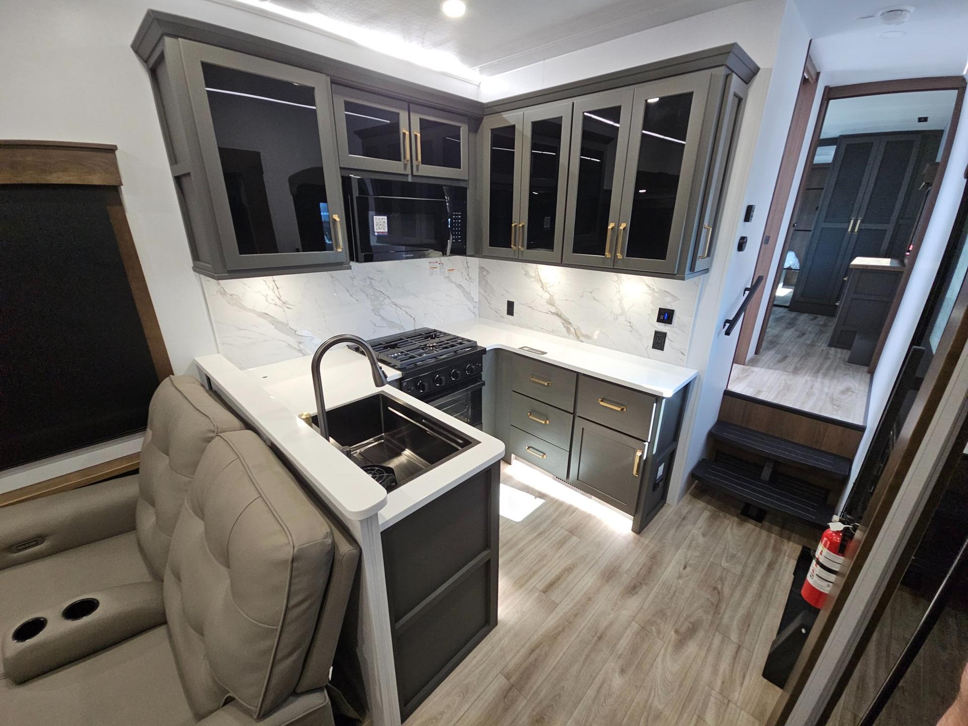 2027 Keystone RV 2027 Keystone RV Montana High Country - thumbnail 16