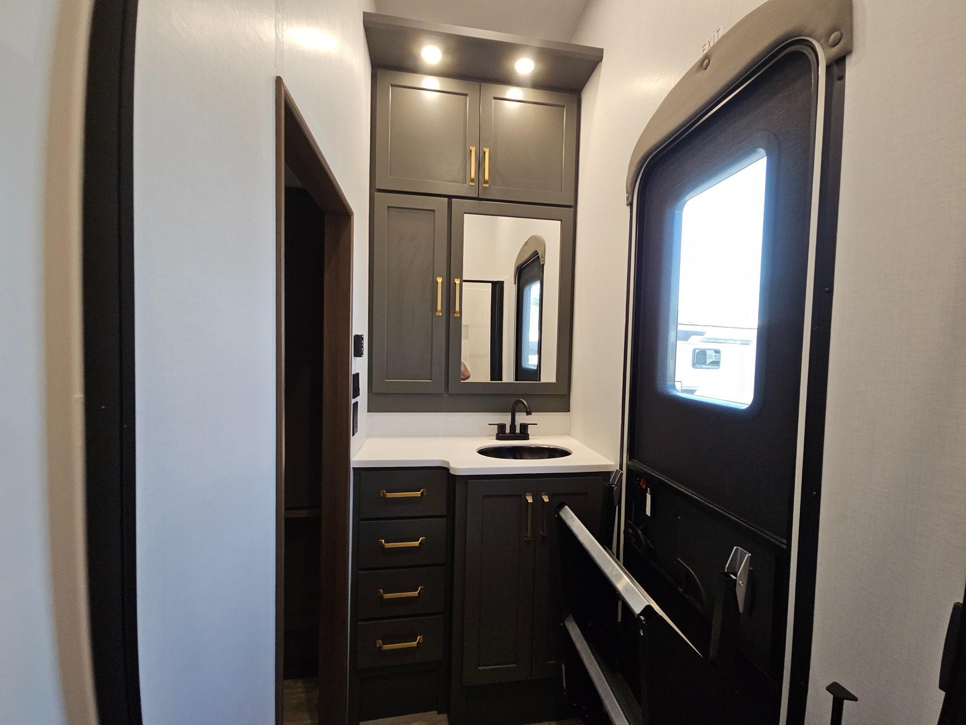 2027 Keystone RV 2027 Keystone RV Montana High Country - thumbnail 38