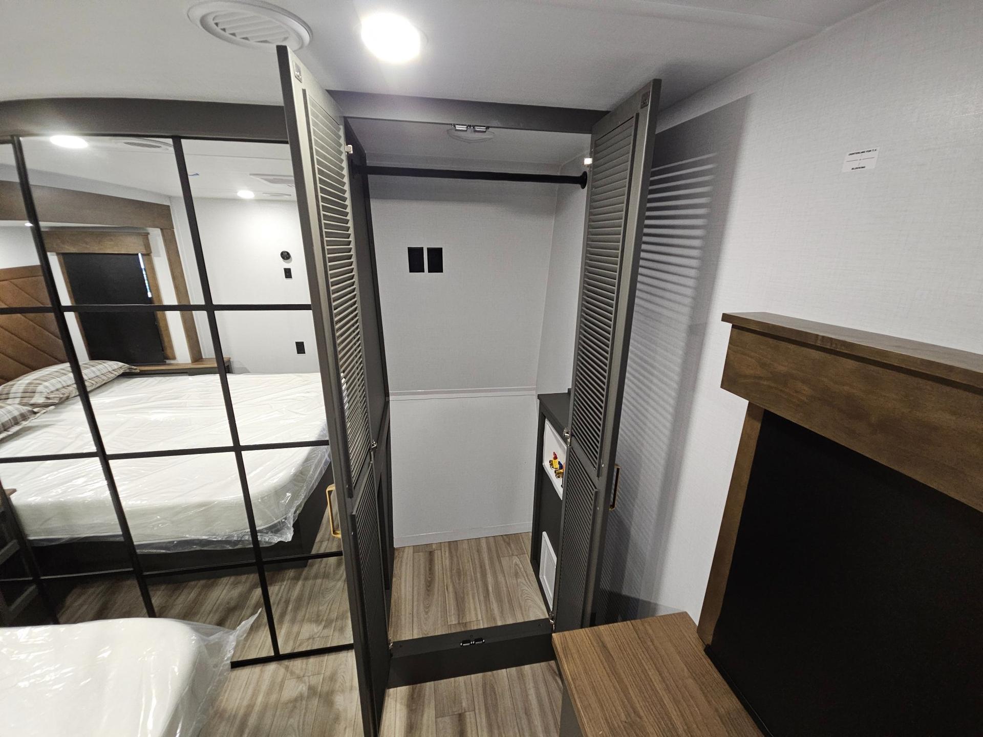 2027 Keystone RV 2027 Keystone RV Montana High Country - thumbnail 54