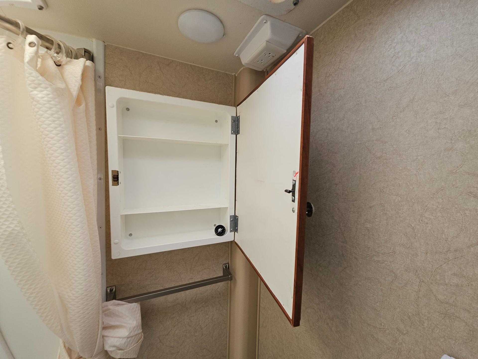 2015 Lance Travel Trailer 2015 Lance Travel Trailer Lance - thumbnail 12