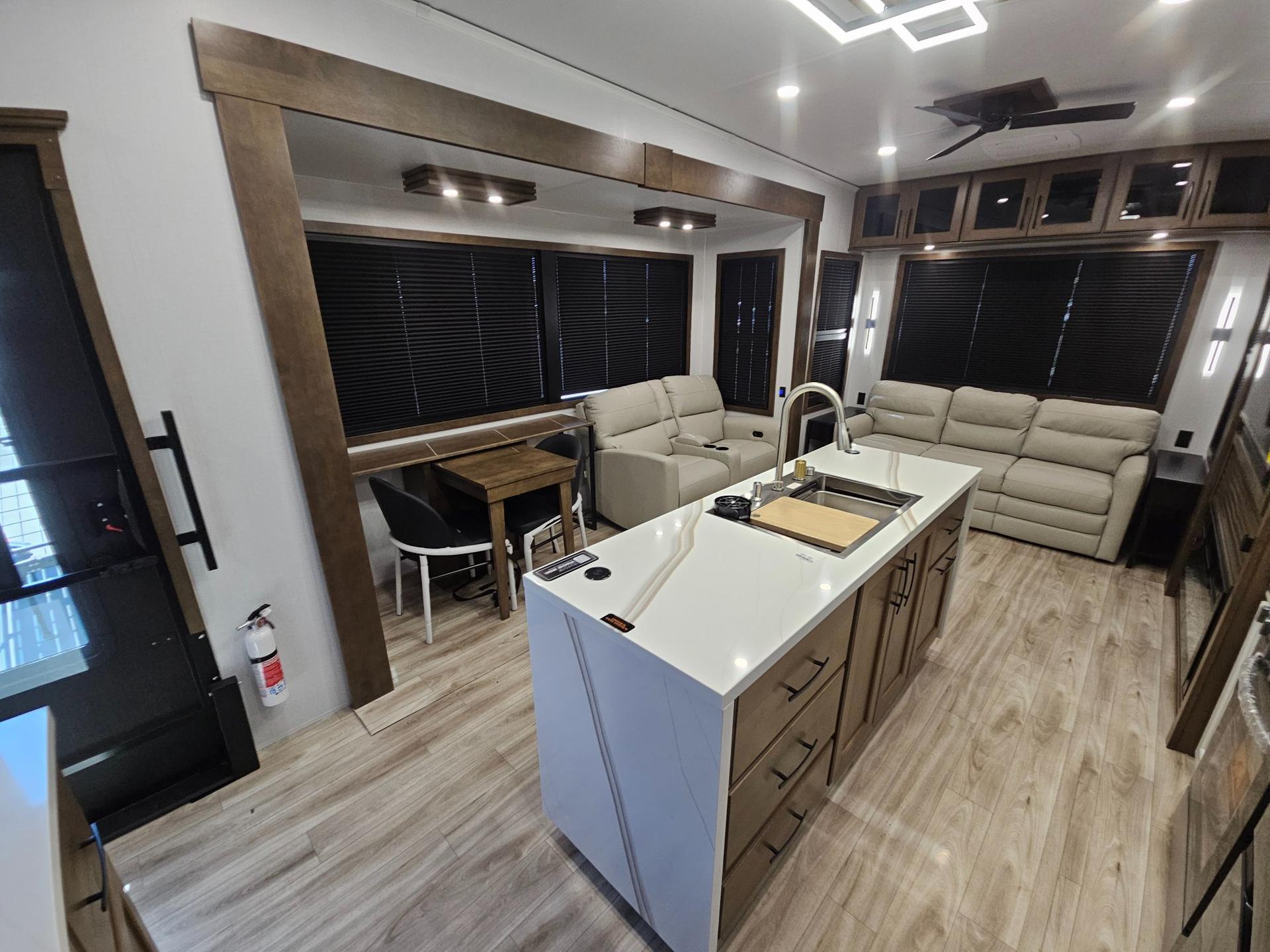 2027 Keystone RV 2027 Keystone RV Montana - thumbnail 6