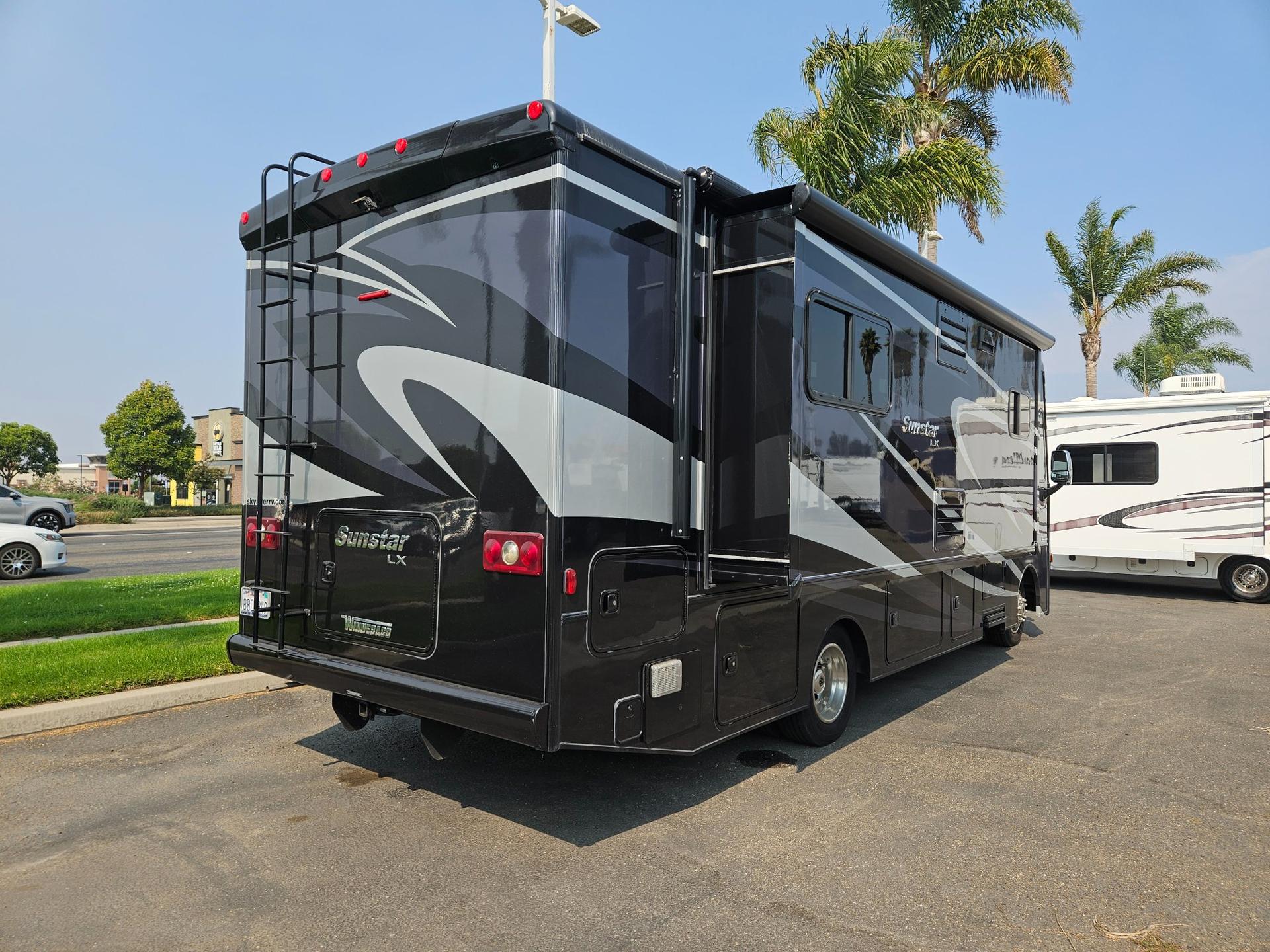 2018 Winnebago 2018 Winnebago Sunstar LX - thumbnail 3