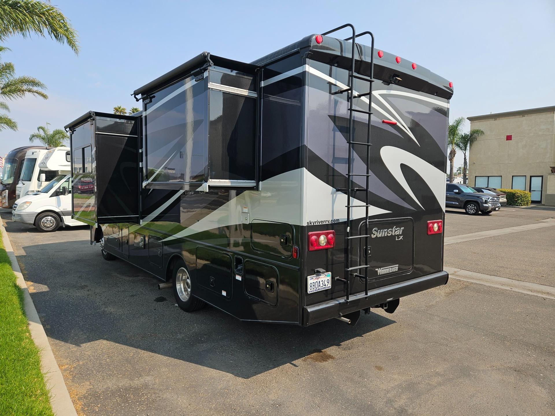 2018 Winnebago 2018 Winnebago Sunstar LX - thumbnail 4