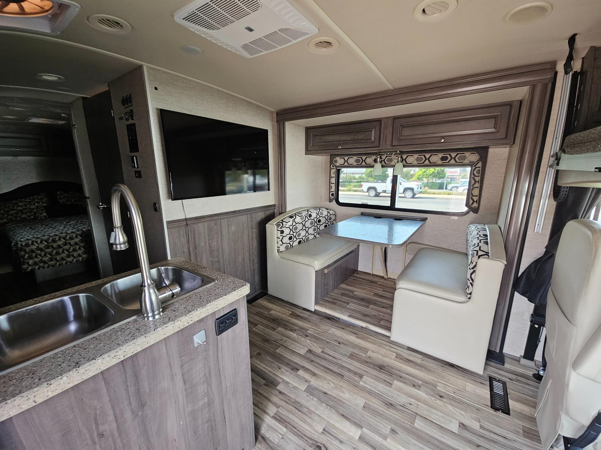 2018 Winnebago 2018 Winnebago Sunstar LX - thumbnail 6