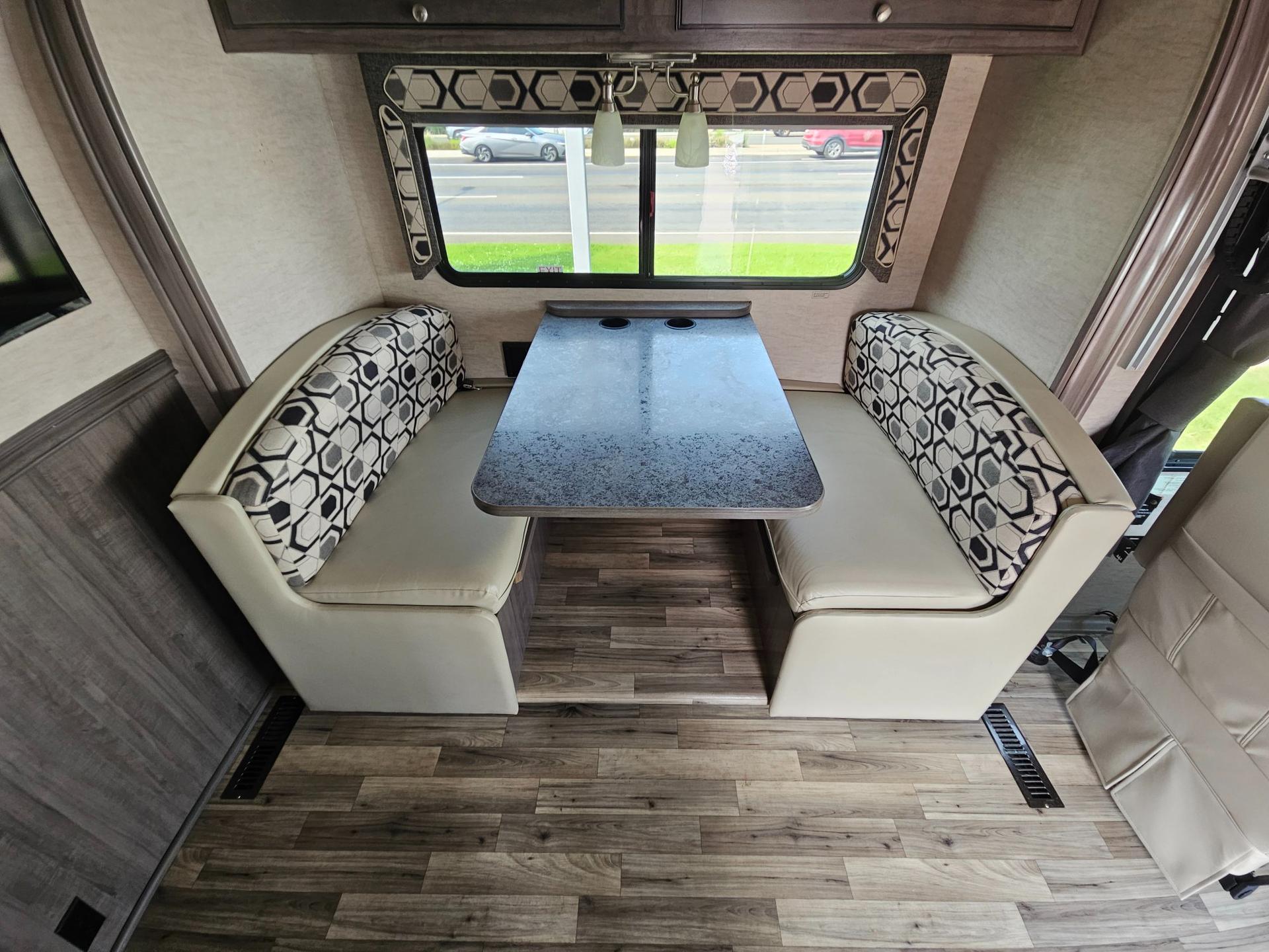 2018 Winnebago 2018 Winnebago Sunstar LX - thumbnail 8