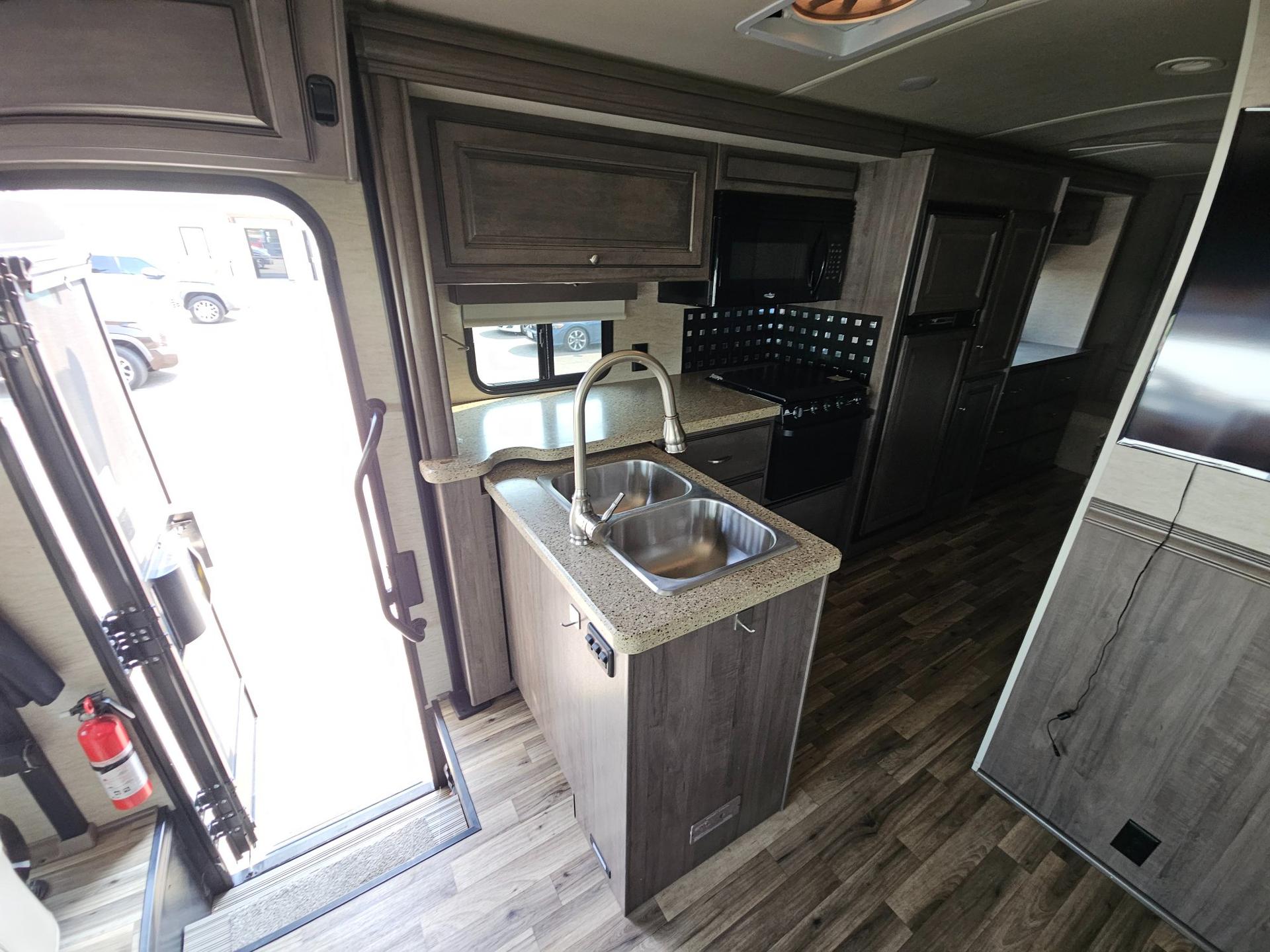 2018 Winnebago 2018 Winnebago Sunstar LX - thumbnail 15