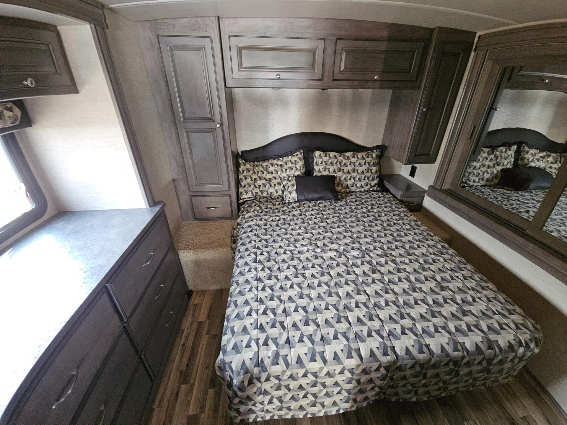 2018 Winnebago 2018 Winnebago Sunstar LX - thumbnail 25