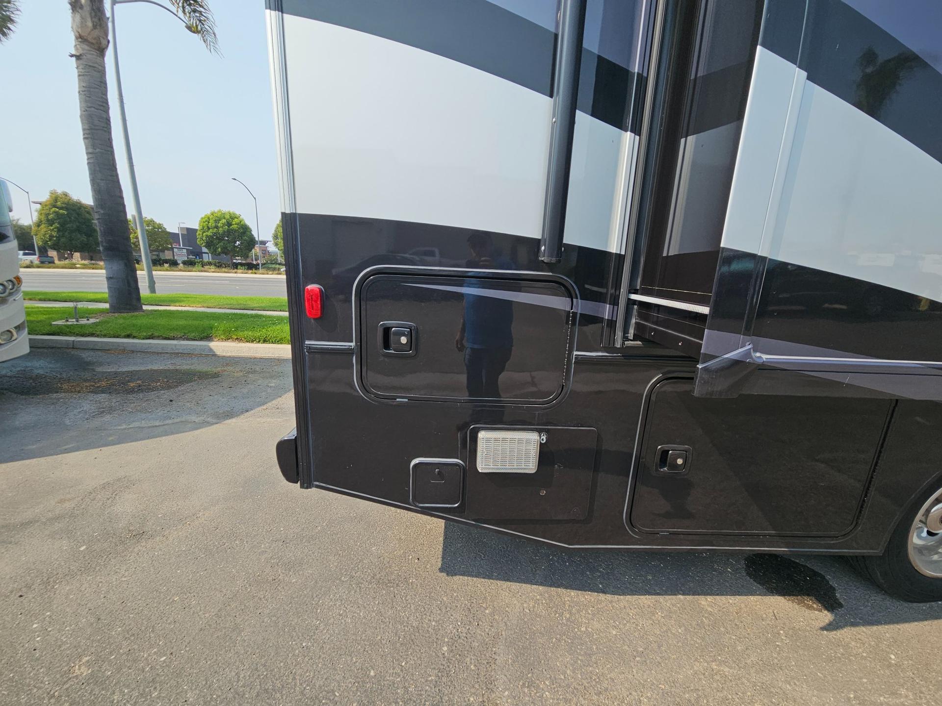 2018 Winnebago 2018 Winnebago Sunstar LX - thumbnail 32
