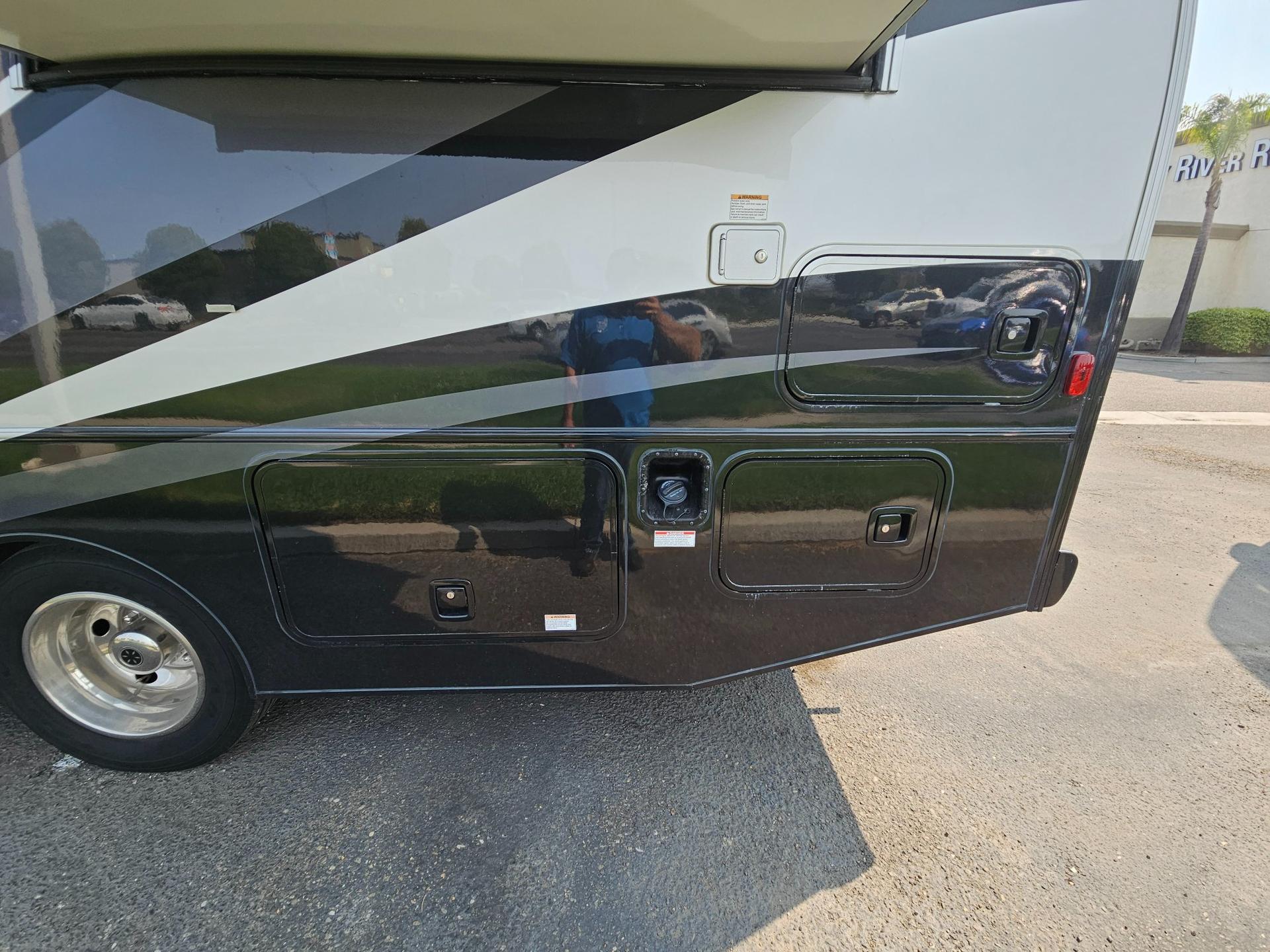 2018 Winnebago 2018 Winnebago Sunstar LX - thumbnail 36