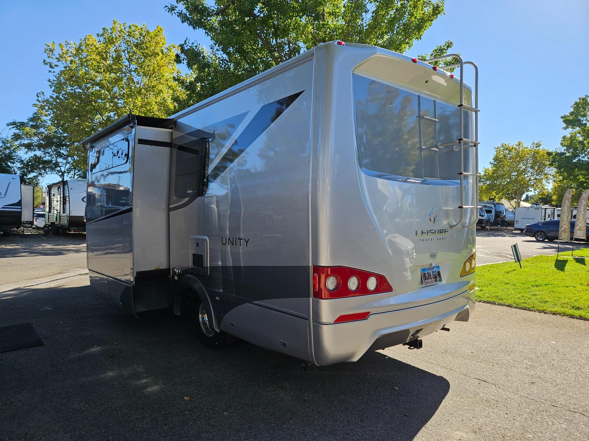 2017 Leisure Travel Vans 2017 Leisure Travel Vans Unity - thumbnail 4