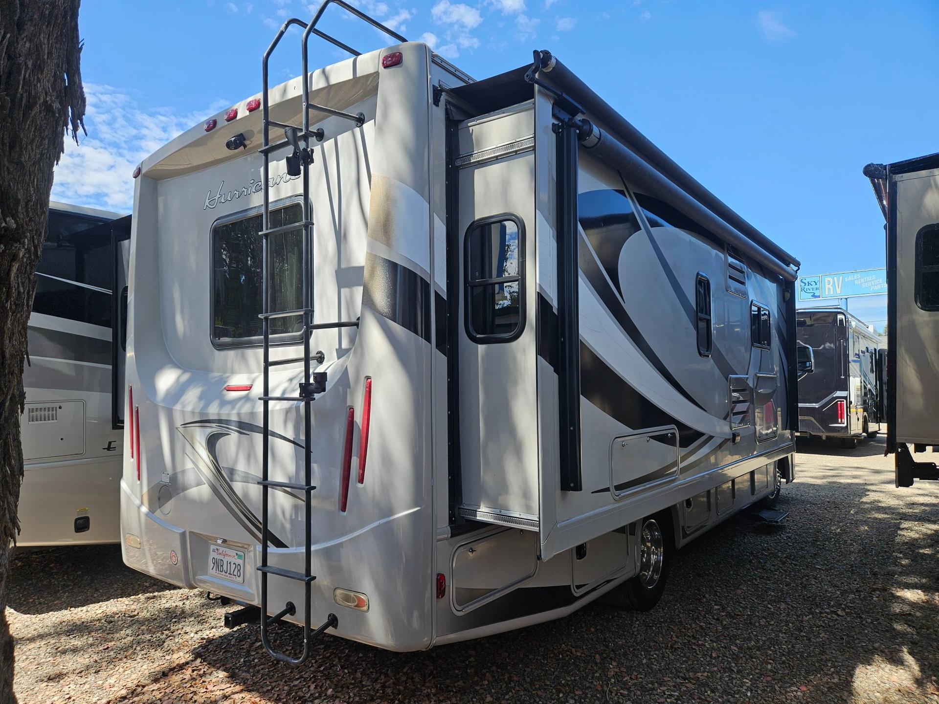 2014 Thor Motor Coach 2014 Thor Motor Coach Hurricane - thumbnail 3