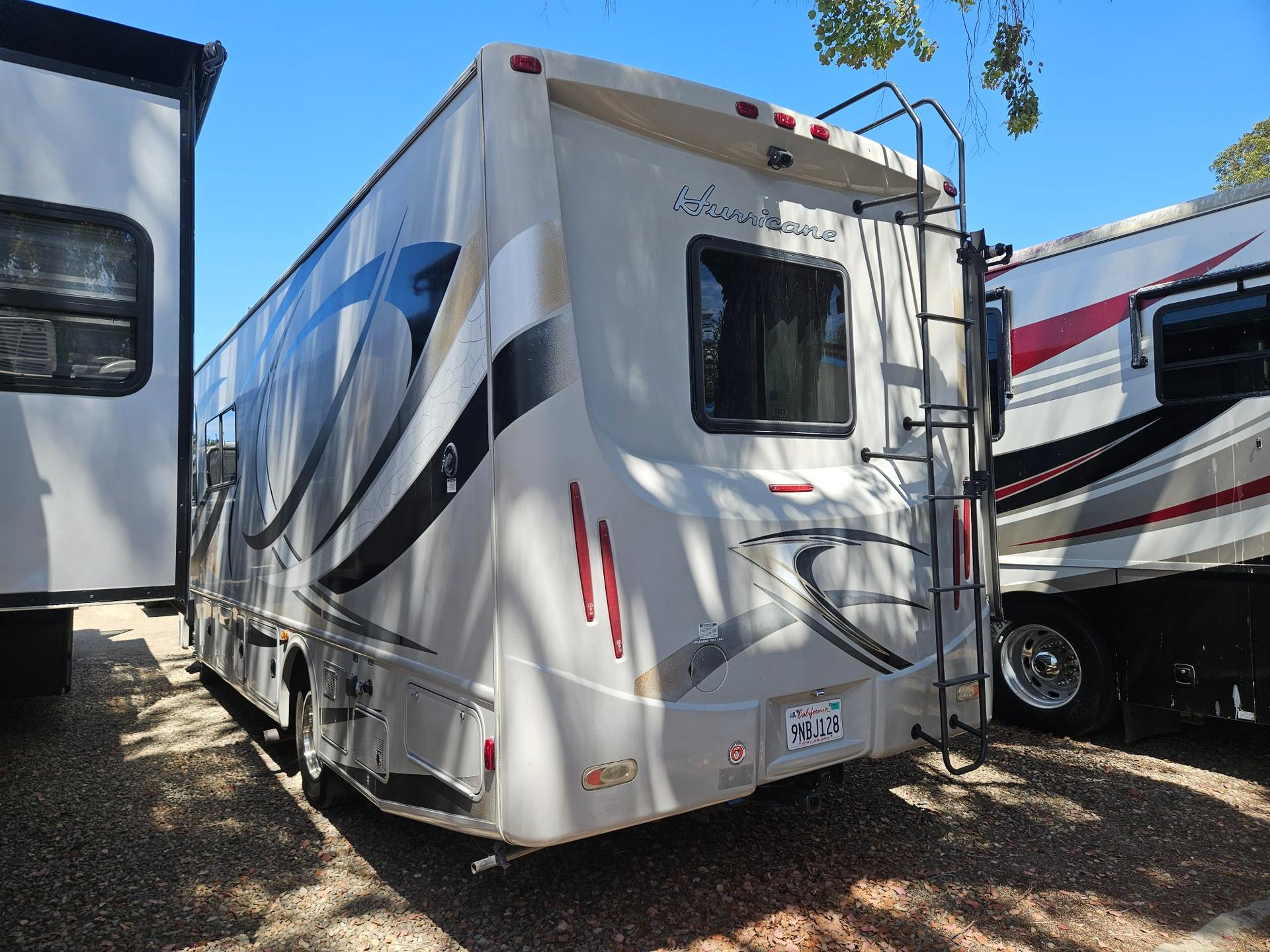 2014 Thor Motor Coach 2014 Thor Motor Coach Hurricane - thumbnail 4